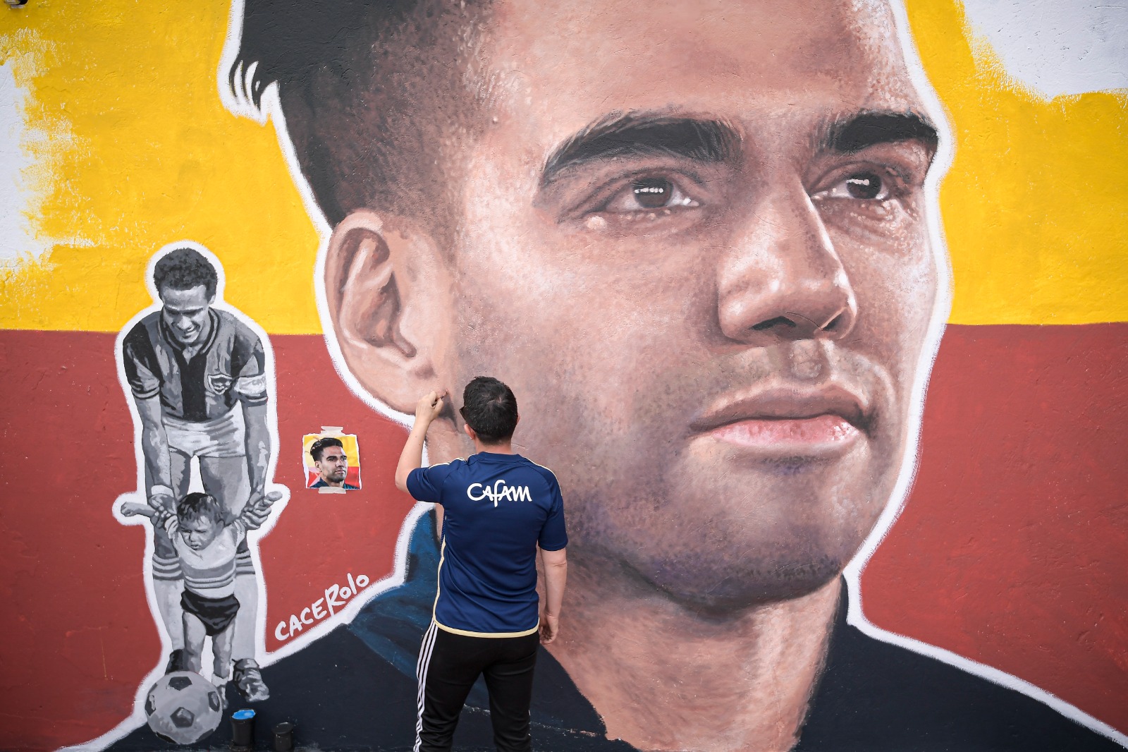 Para celebrar la llegada de Radamel Falcao a Millonarios, el artista Cacerolo creó un impresionante mural en el costado occidental del estadio Nemesio Camacho El Campín. La obra, donde se puede ver al jugador junto a su padre cuando era niño, con la bandera de Bogotá de fondo, estará visible sobre la carrera 30 para que los transeúntes la puedan apreciar.
