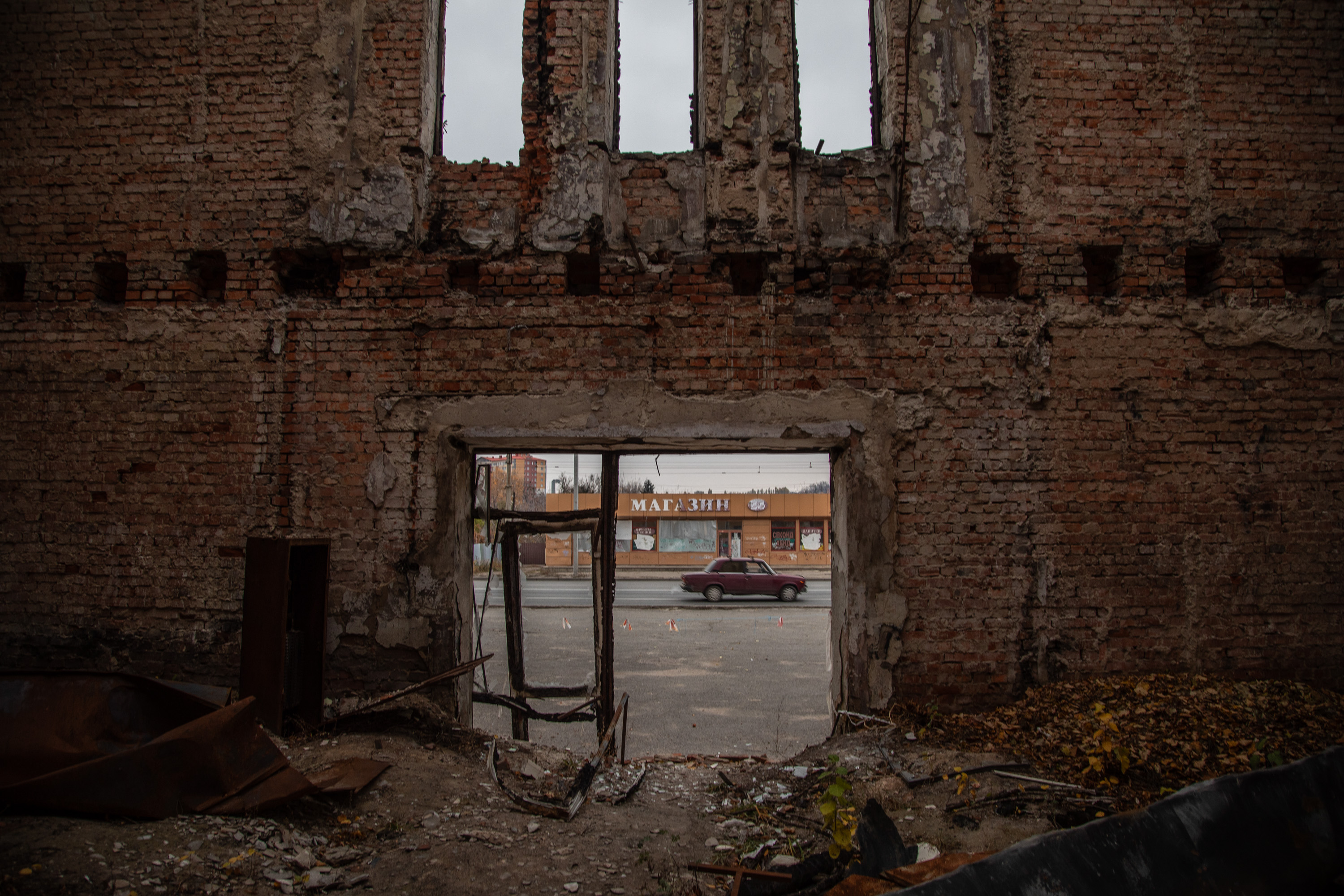 Járkov está situada a pocos kilómetros de la frontera con Rusia, es la ciudad en la que más suenan las sirenas antiaéreas de todo el país. Ruinas interiores de la escuela primaria número 134, atacada el 27 de febrero de 2022.