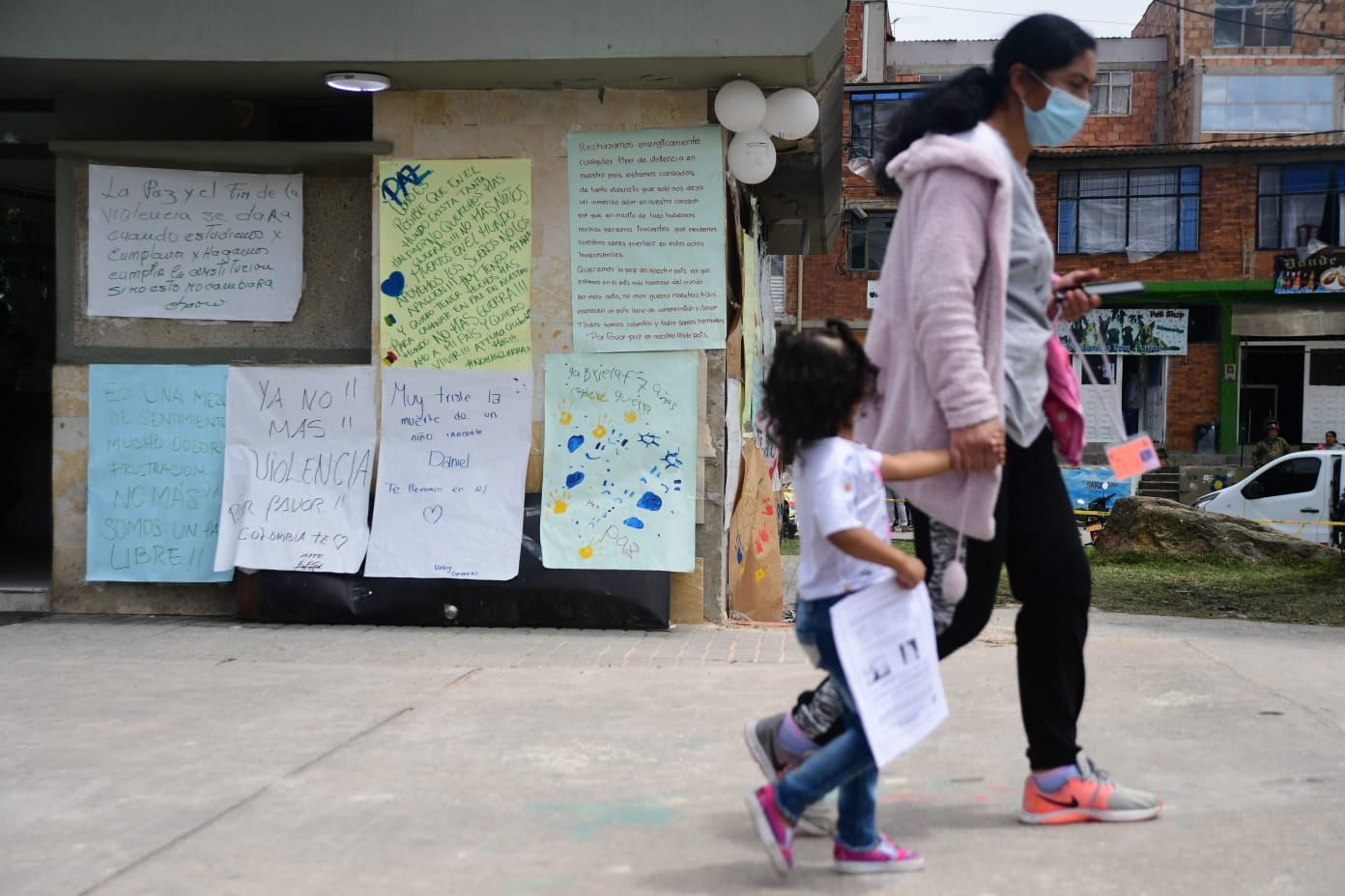 La comunidad coloco varios mensajes de apoyo a las victimas del atentado en el CAI Arborizadora Alta.