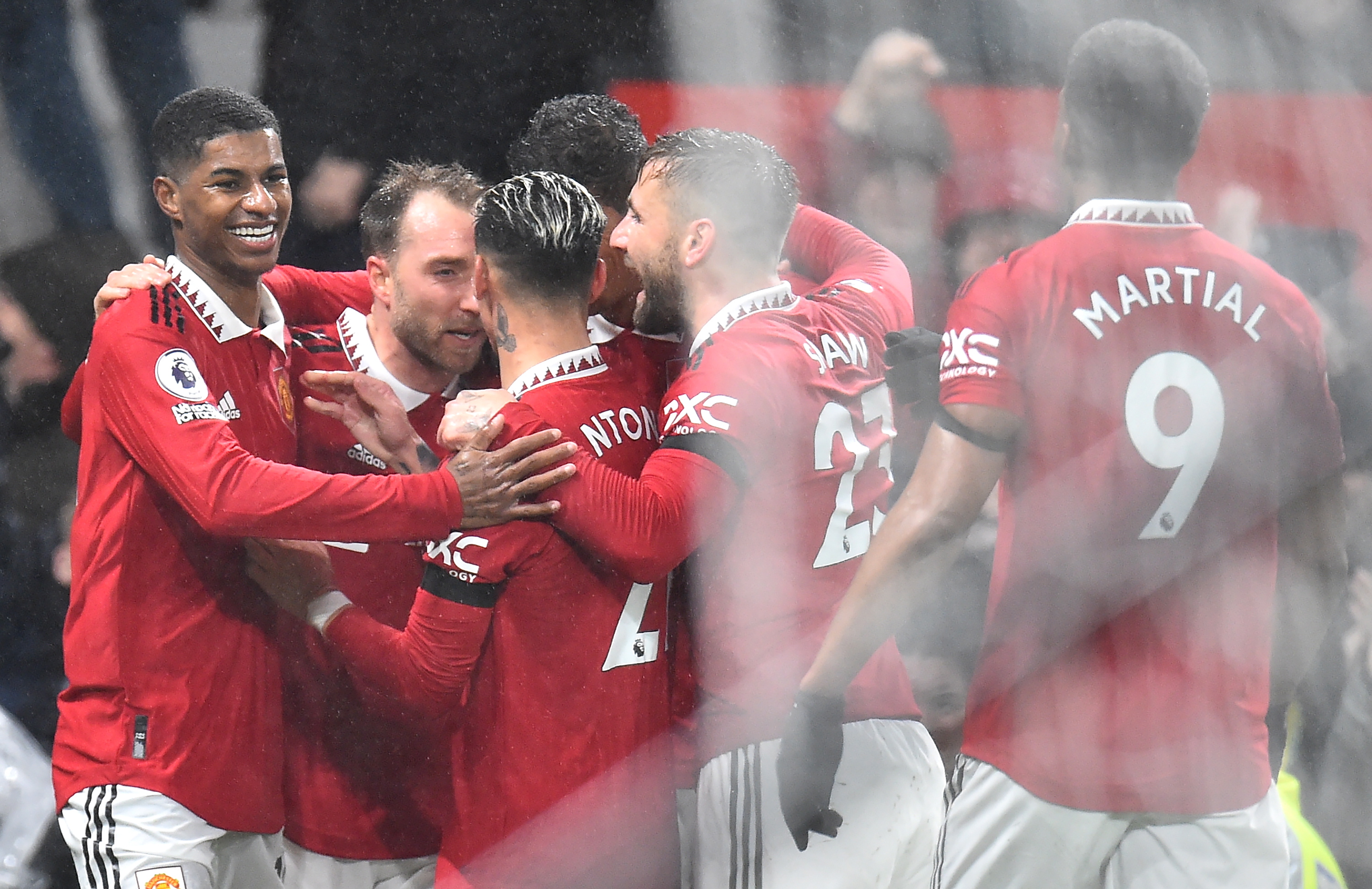 Manchester (United Kingdom), 27/12/2022.- Marcus Rashford (L) of Manchester United celebrates with teammates after scoring the opening goal during the English Premier League soccer match between Manchester United and Nottingham Forest in Manchester, Britain, 27 December 2022. (Abierto, Reino Unido) EFE/EPA/Peter Powell EDITORIAL USE ONLY. No use with unauthorized audio, video, data, fixture lists, club/league logos or 'live' services. Online in-match use limited to 120 images, no video emulation. No use in betting, games or single club/league/player publications