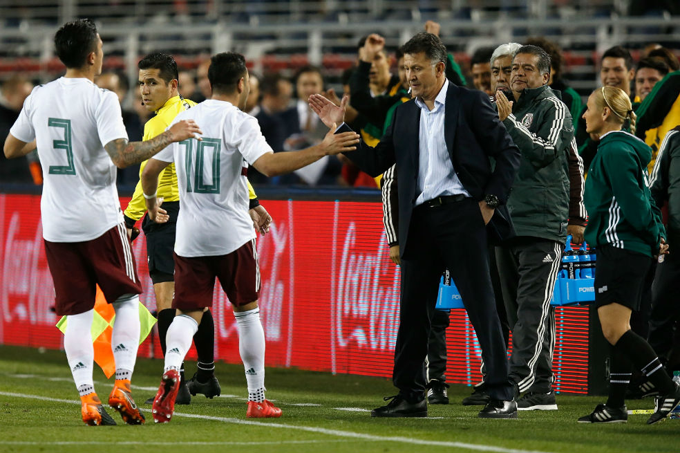 Juan Carlos Osorio celebra junto a sus jugadores el triunfo frente a Islandia. / AFP