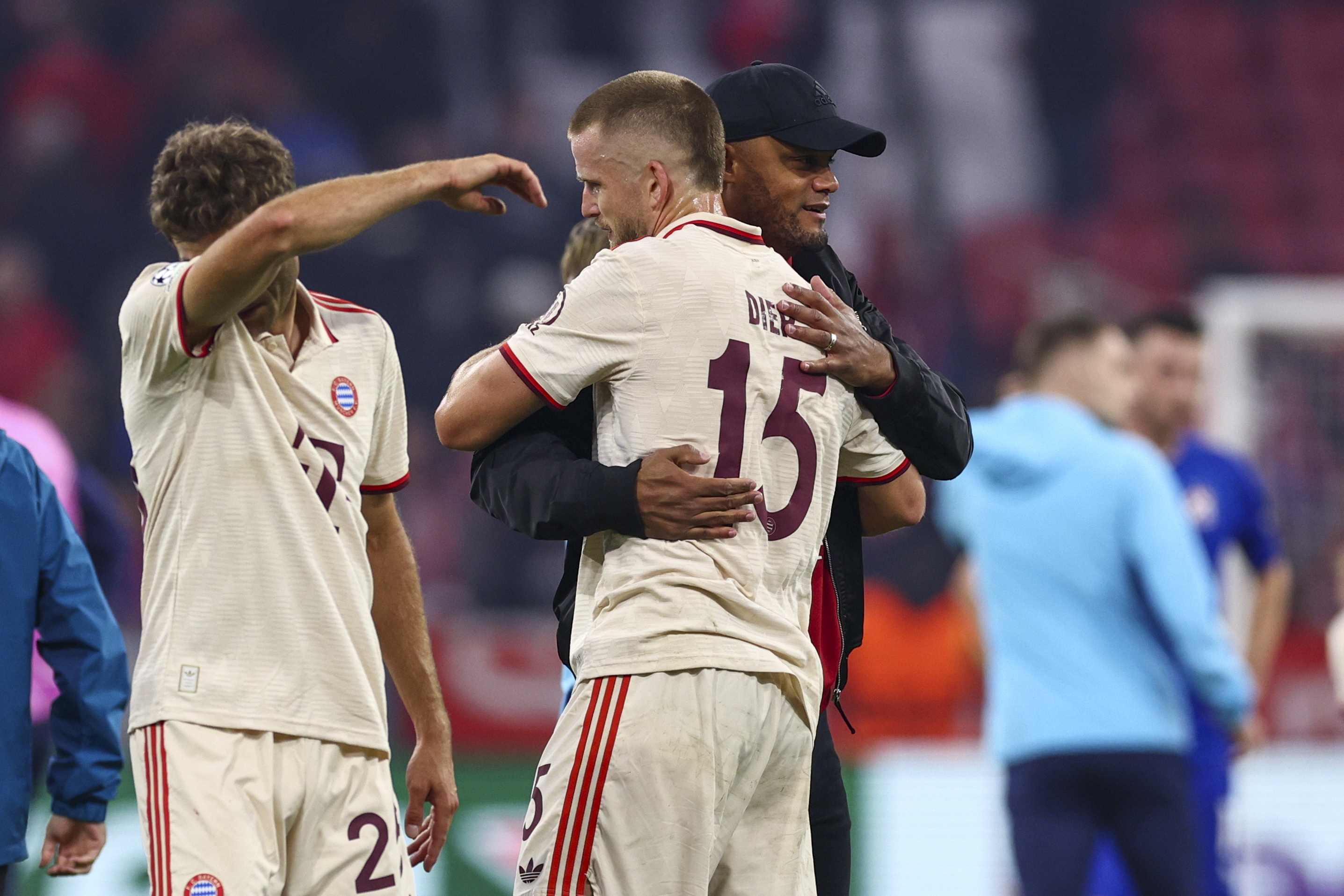 Munich (Germany), 16/09/2024.- Eric Dier of Bayern (L) and Head coach Vincent Kompany of Bayern (R) celebrate winning the UEFA Champions League match between Bayern Munich and Dinamo Zagreb in Munich, Germany, 17 September 2024. (Liga de Campeones, Alemania) EFE/EPA/ANNA SZILAGYI