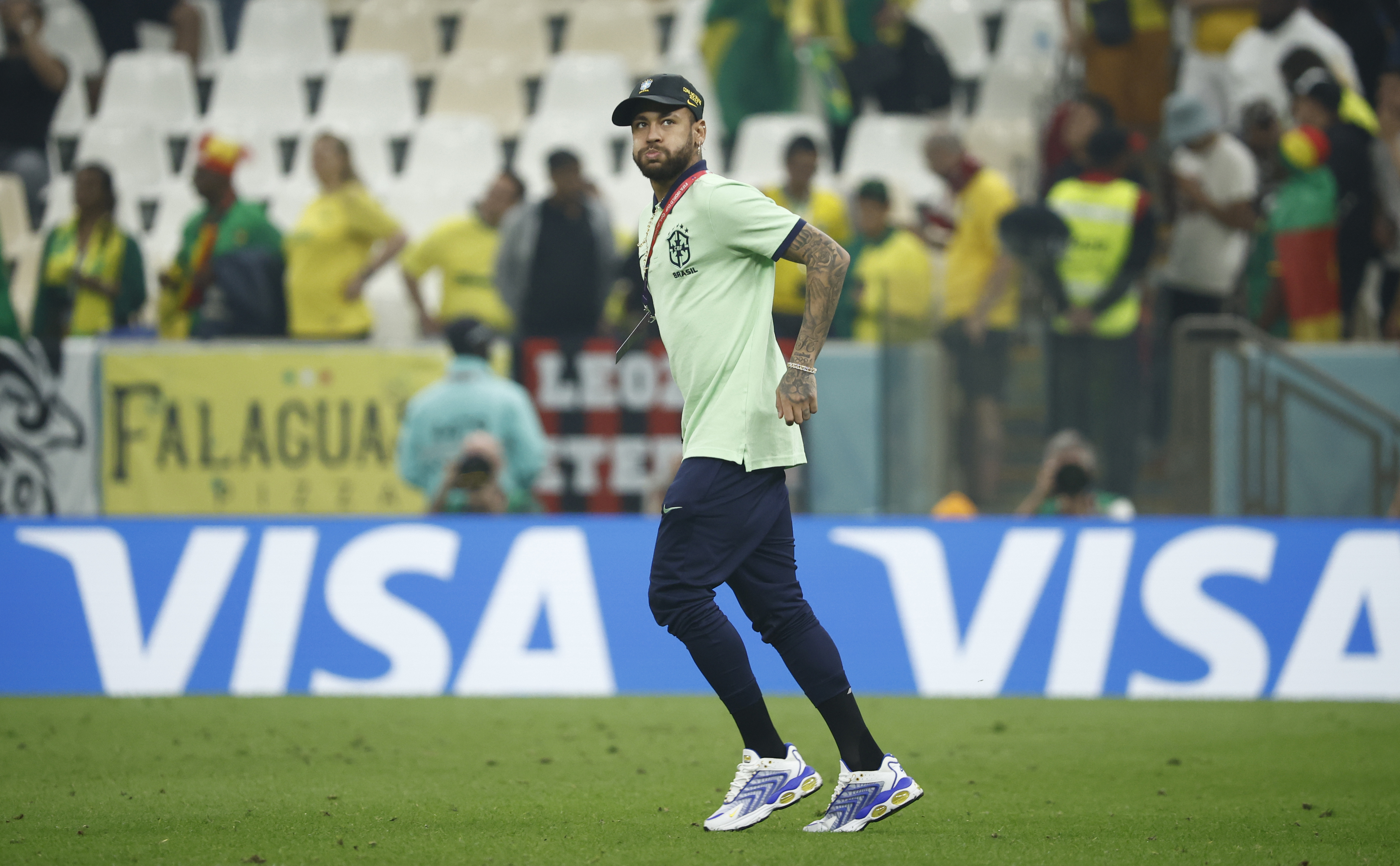 GR5307. LUSAIL (CATAR), 02/12/2022.- Neymar de Brasil reacciona hoy, al final de un partido de la fase de grupos del Mundial de Fútbol Qatar 2022 entre Camerún y Brasil en el estadio de Lusail (Catar). EFE/José Méndez
