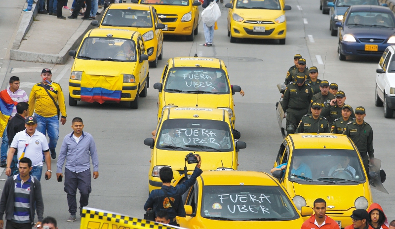 Uber vs. taxis: una pelea resuelta en los estrados, pero con pendientes en las calles