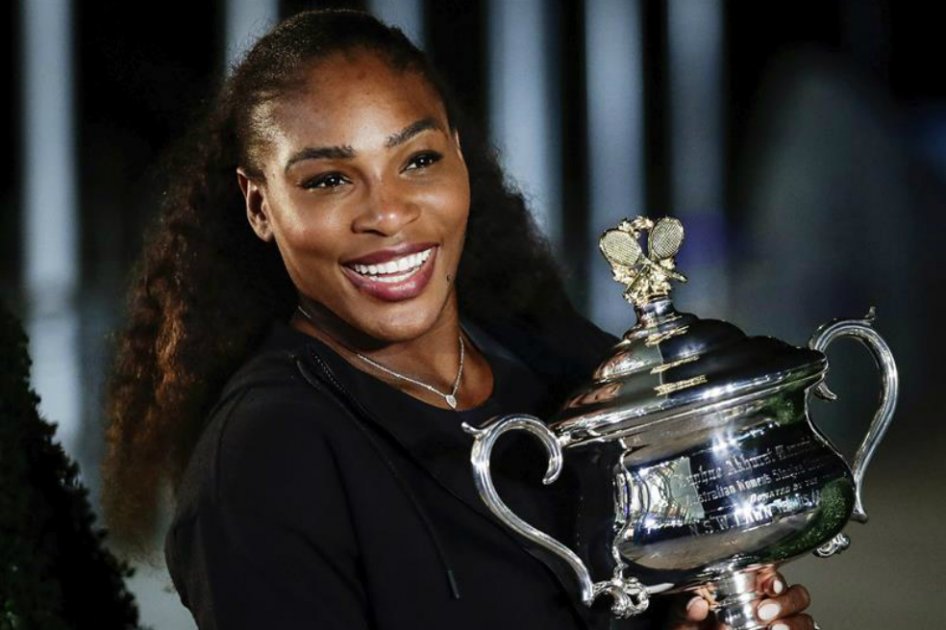 Serena Williams con el trofeo del Abierto de Australia. / EFE