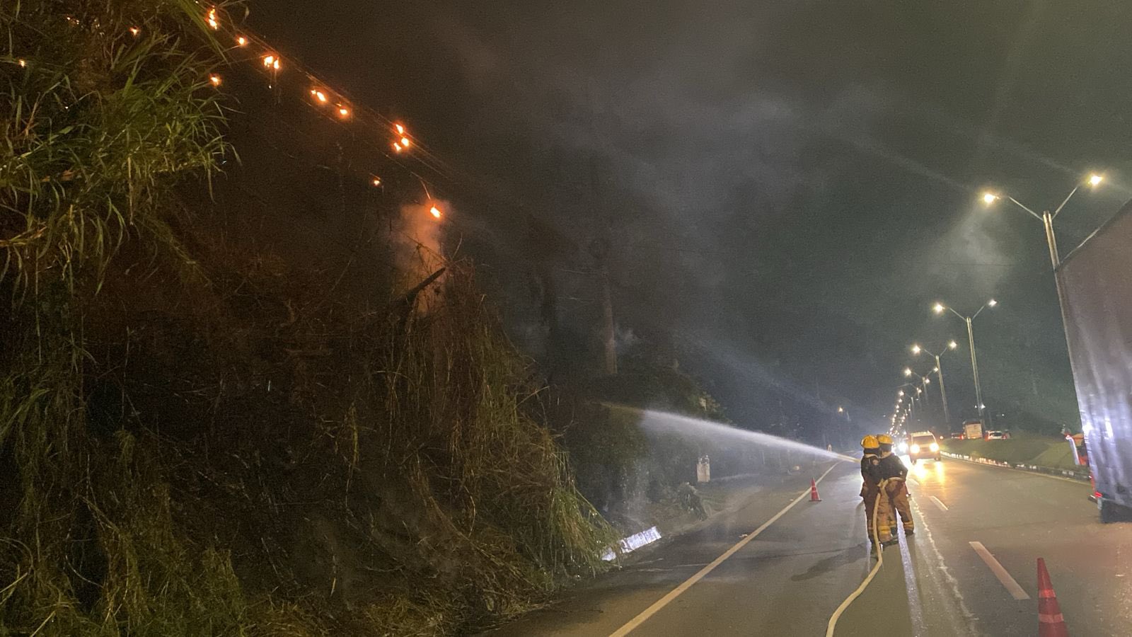 Incendio en la autopista Medellín-Bogotá: los bomberos controlaron el fuego sin heridos