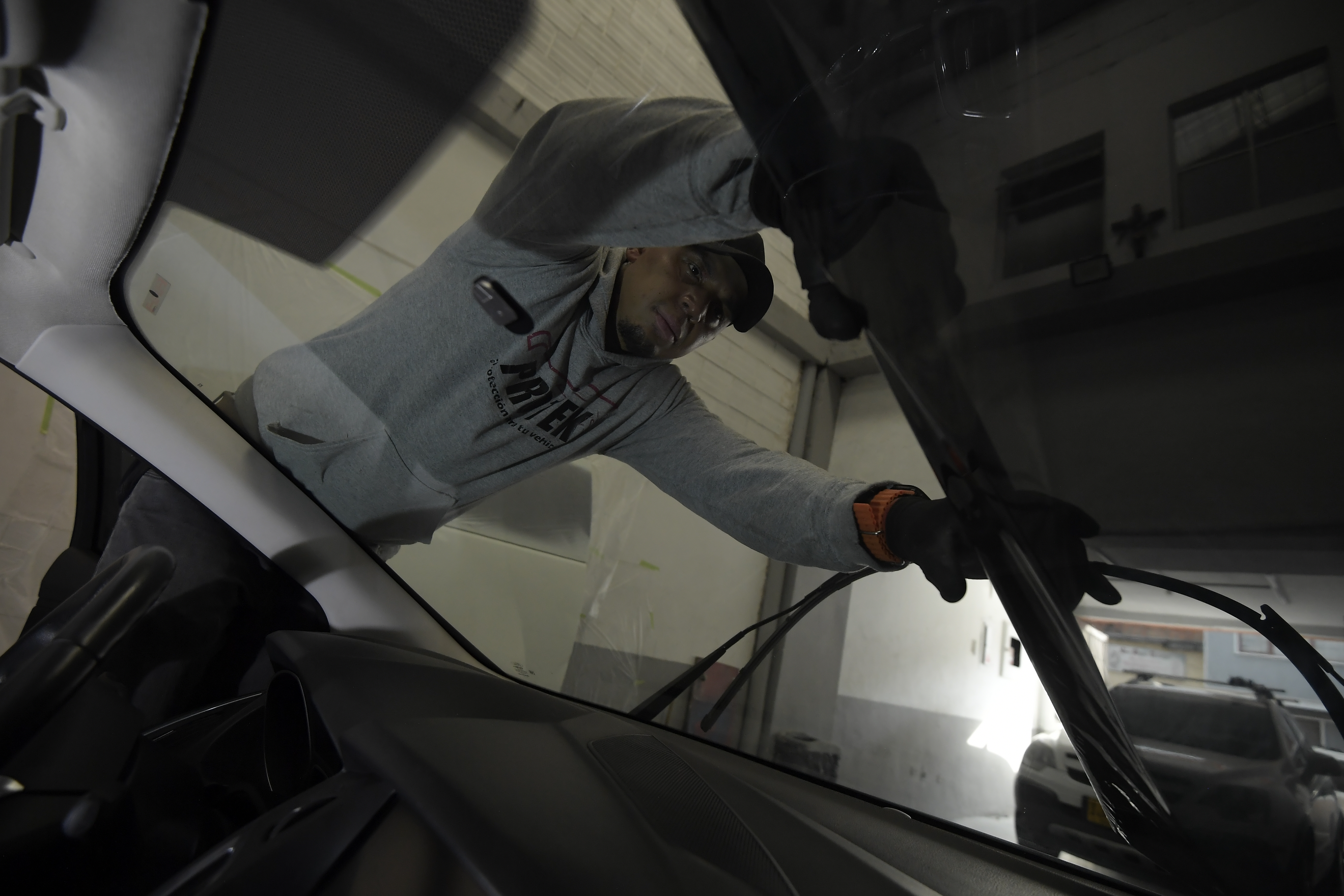 ¿De cuánto es la multa por vidrios polarizados en el carro en 2025?