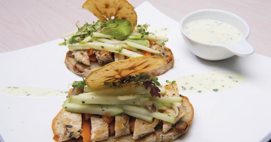 Bruschetta de pollo con zanahoria glaseada
