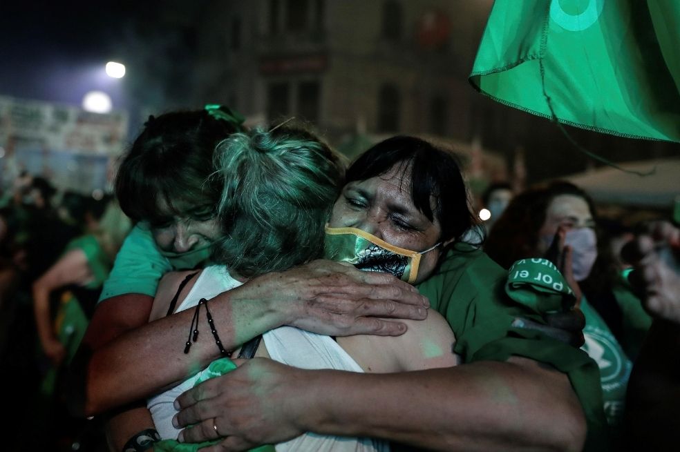 Sobre las 4 a. m., el Senado comenzó a votar. El resultado final fue de 38 votos por el sí, 29 por el no, una abstención. Un margen más del previsto.