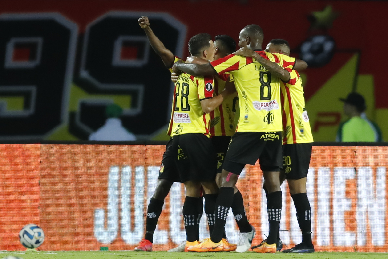AMDEP7703. PEREIRA (COLOMBIA), 02/08/2023.- Jugadores de Pereira celebran un gol de Juan Santacruz hoy, en un partido de los octavos de final de la Copa Libertadores entre Deportivo Pereira e Independiente del Valle (IDV) en el estadio Hernán Ramírez Villegas en Pereira (Colombia). EFE/ Ernesto Guzmán Jr.