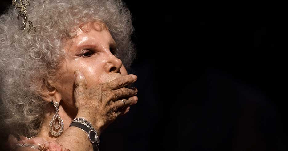 (FILES) A picture taken on October 5, 2011 shows Spain's Duchess of Alba, Maria del Rosario Cayetana Fitz-James-Stuart blowing a kiss after her wedding ceremony with Alfonso Diez at the Palacio de las Duenas in Sevilla. Spain's eccentric Duchess of Alba, one of the nation's richest women who has more titles than any other aristocrat on earth, died on November 20, 2014 at the age of 88. AFP PHOTO/ JORGE GUERRERO