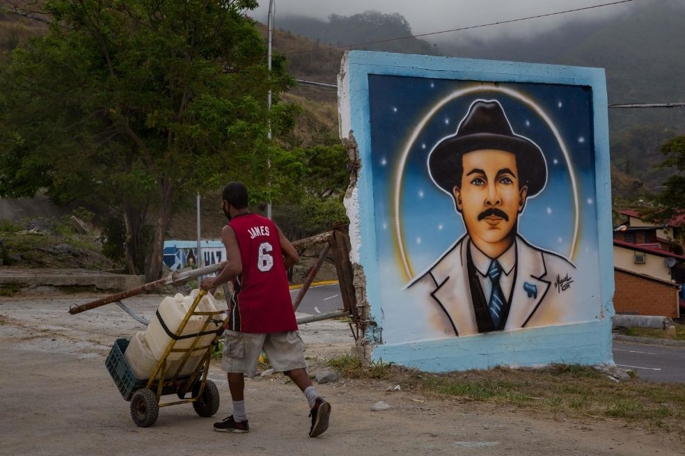 La imagen de José Gregorio Hernández recorre Caracas para luchar contra la pandemia.