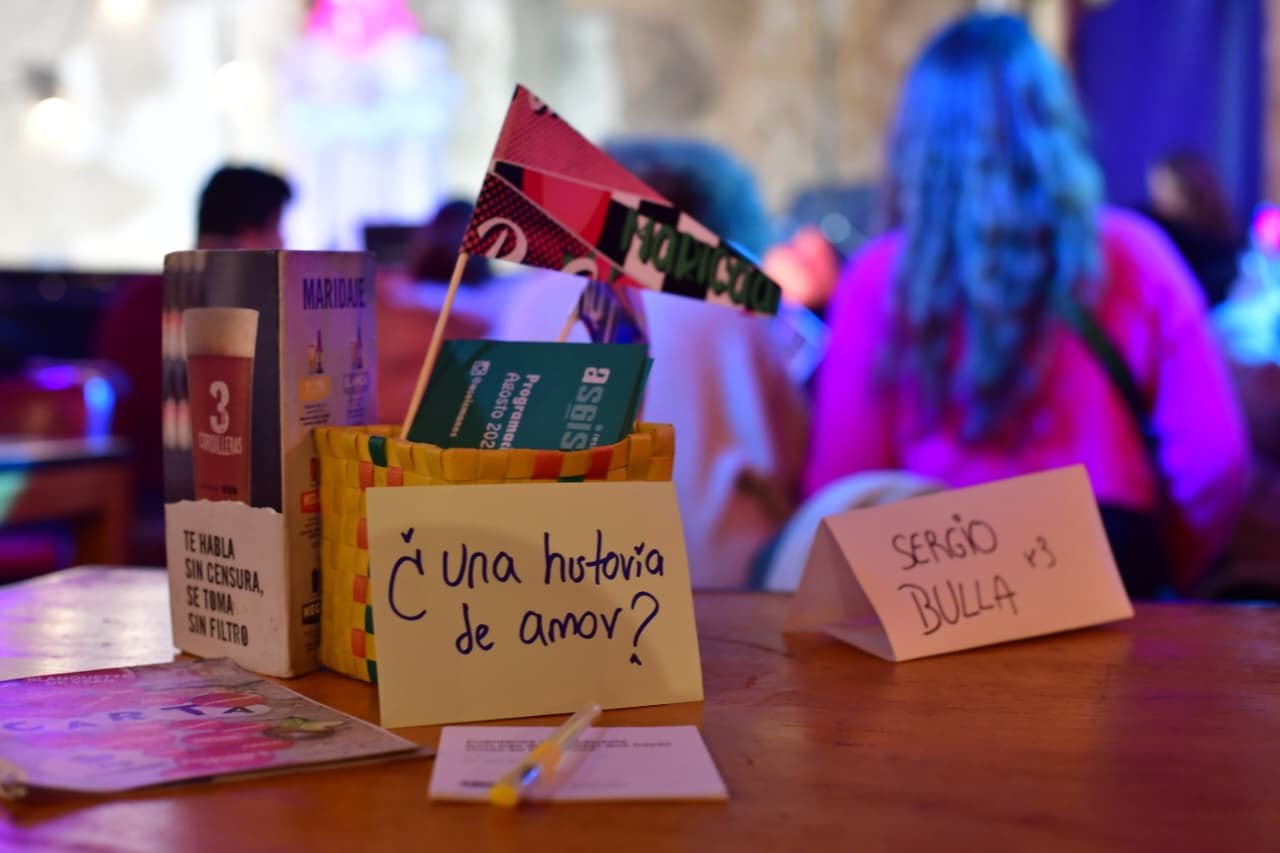 Chapi+ es un proyecto transmedia que narra historias de diversidad sexual y de género desde Chapinero, Bogotá, una localidad emblemática para la población LGBTIQ+.