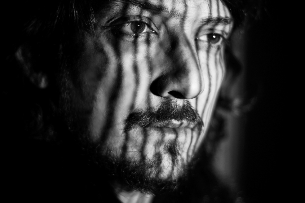 León Larregui, voz líder de la banda Zoé, presenta en su más reciente disco como solista su experiencia como padre y hace una crítica a la actividad política en México. / Universal Music