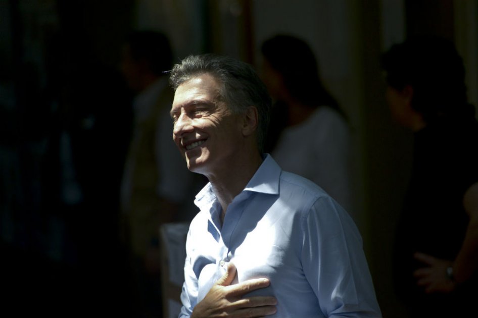 Oficialista Scioli admite derrota ante conservador Macri en presidencial Argentina