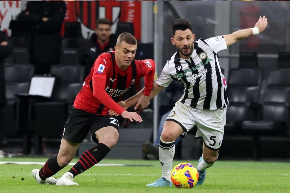 Milan volvió a ceder puntos en la Serie A al empatar con Udinese