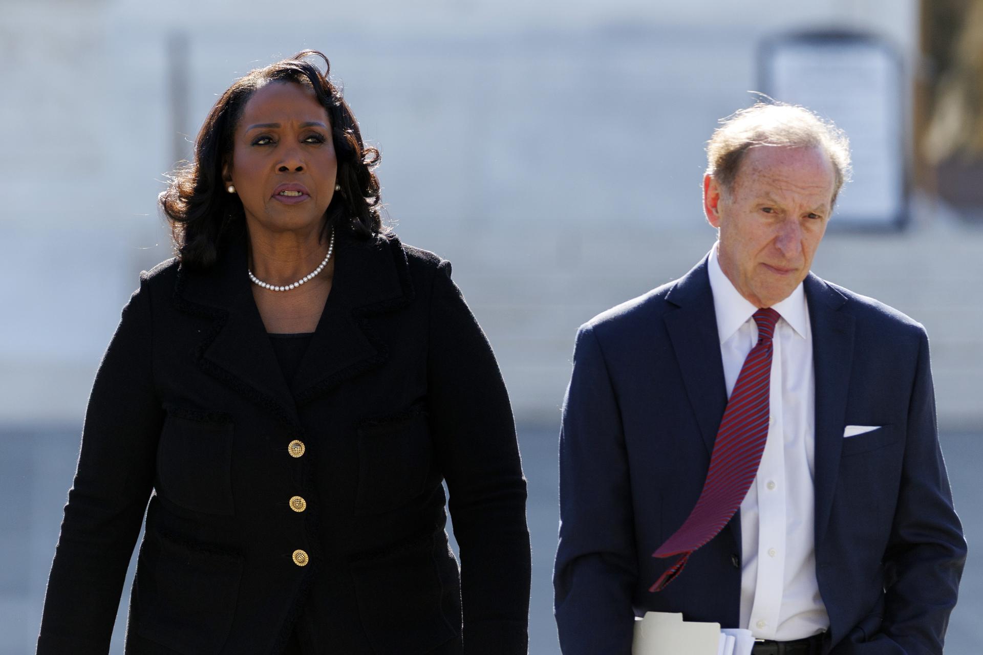 WASHINGTON (United States), 21/01/2026.- Federal Reserve Governor Lisa Cook (L) and attorney Abbe Lowell (R) leave the U.S. Supreme Court in Washington, DC, USA, 21 January 2026. The US Supreme Court was hearing arguments in a case over US President Donald Trump’s attempt to remove Cook from her position at the US Federal Reserve. EFE/EPA/WILL OLIVER