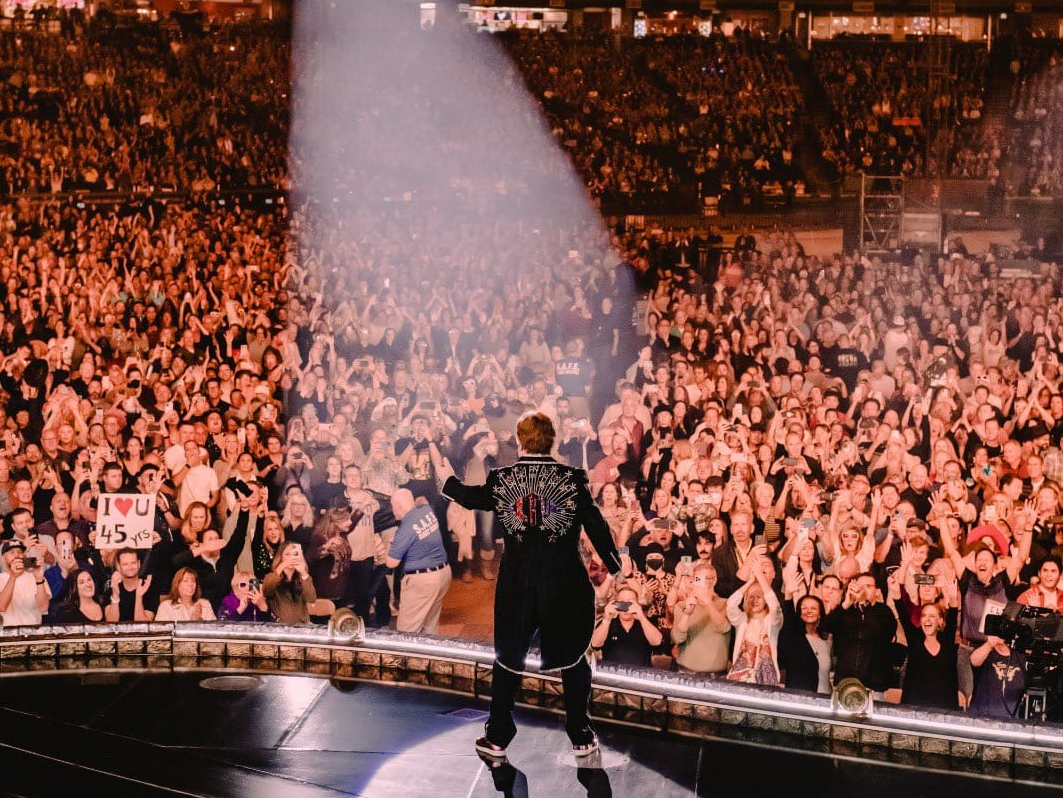 Elton John y su banda reciben premio Billboard por su gira de despedida