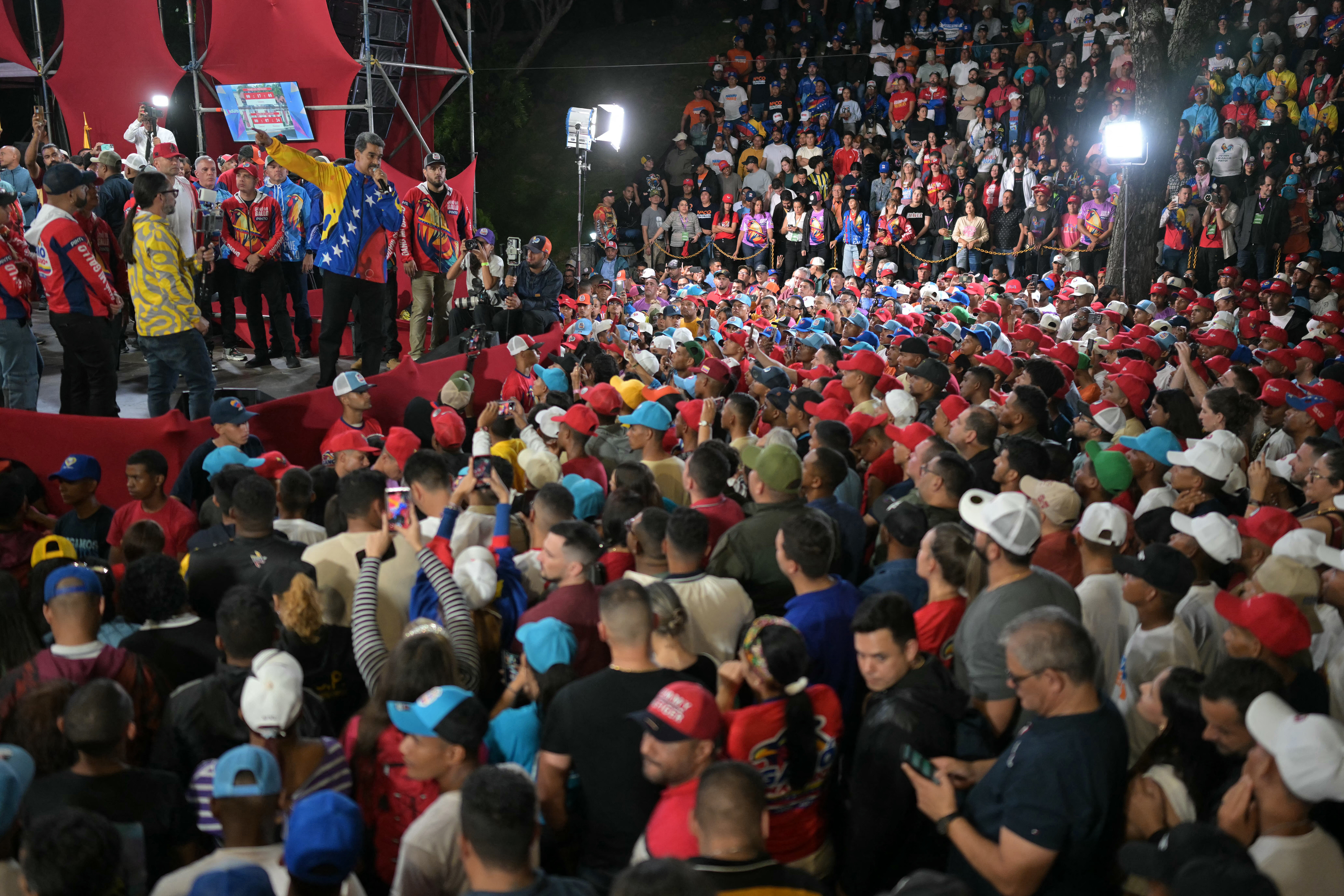El presidente y candidato presidencial venezolano, Nicolás Maduro, reacciona frente a sus partidarios tras los resultados de las elecciones presidenciales en Caracas el 29 de julio de 2024.