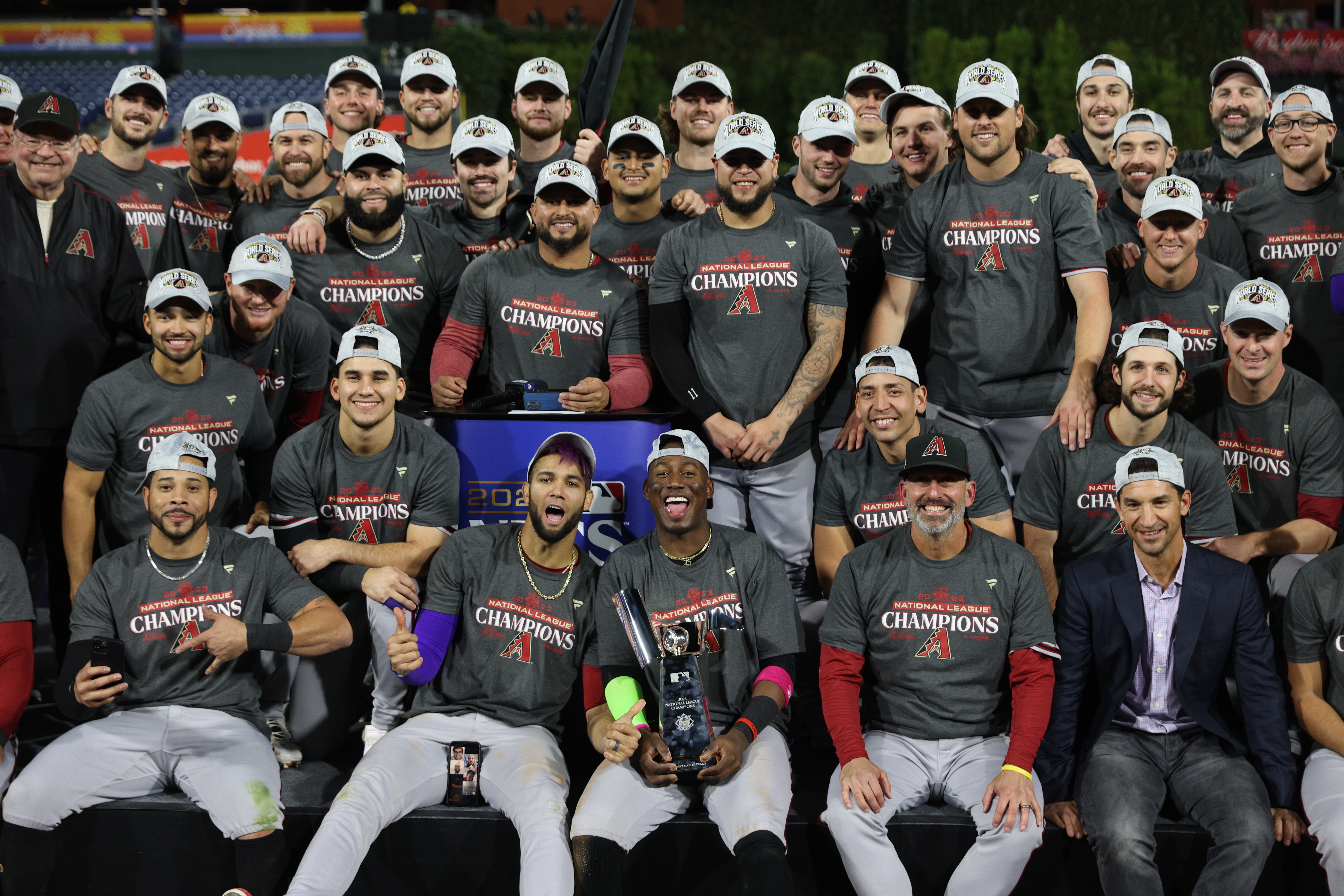 Philadelphia (United States), 25/10/2023.- The Arizona Diamondbacks pose for a team photo on the field after the Diamondbacks defeated the Philadelphia Phillies during game seven of the Major League Baseball (MLB) National League Championship Series playoffs between the Arizona Diamondbacks and the Philadelphia Phillies at Citizens Bank Park in Philadelphia, Pennsylvania, 24 October 2023. The National League Champions Arizona Diamondbacks will face the American League Champions Texas Rangers in the World Series. (Liga de Campeones, Filadelfia) EFE/EPA/JUSTIN LANE
