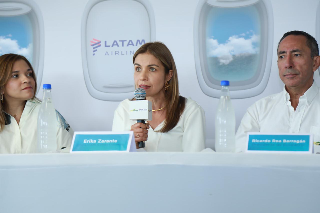 Erika Zarante, gerente de Latam Colombia, y Ricardo Roa, presidente de Ecopetrol.