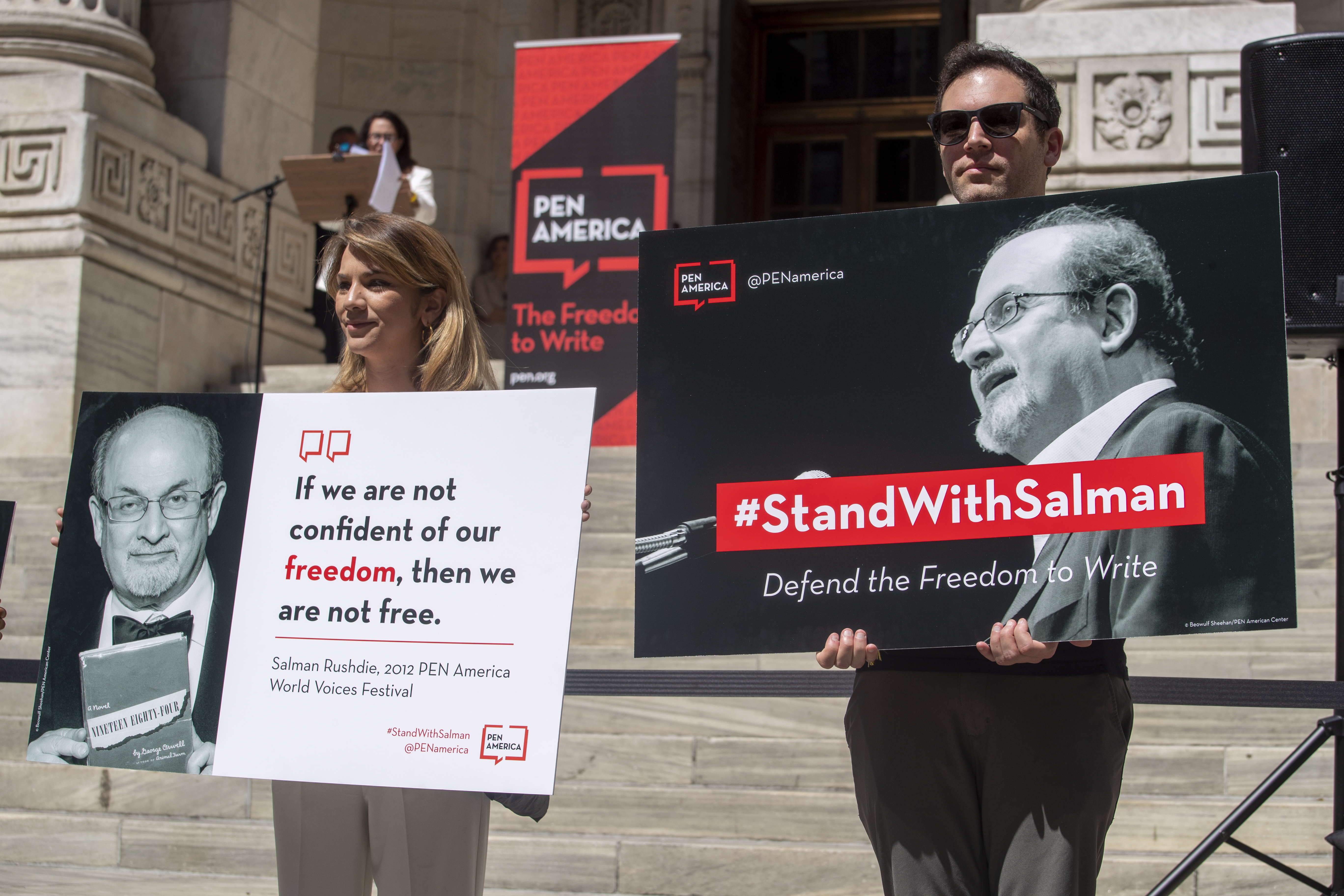 New York (United States), 19/08/2022.- People hold signs in solidarity with Salman Rushdie while a writer reads his work aloud during the event 'Stand with Salman: Defend the Freedom to Write' at the Stephen A. Schwarzman Building of the New York Public Library, in New York, New York, USA, 19 August 2022. Rushdie, against whom a fatwa was issued by the Ayatollah of Iran in 1989 after the publication of his novel The Satanic Verses, sustained severe injuries after being attacked 12 August while on stage at the Chautauqua Institution in Chautauqua, New York. (Atentado, Estados Unidos, Nueva York) EFE/EPA/SARAH YENESEL