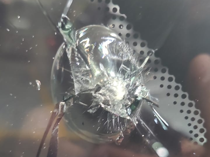 Estas son las características del impacto de una piedra en un vidrio blindado nivel 2.