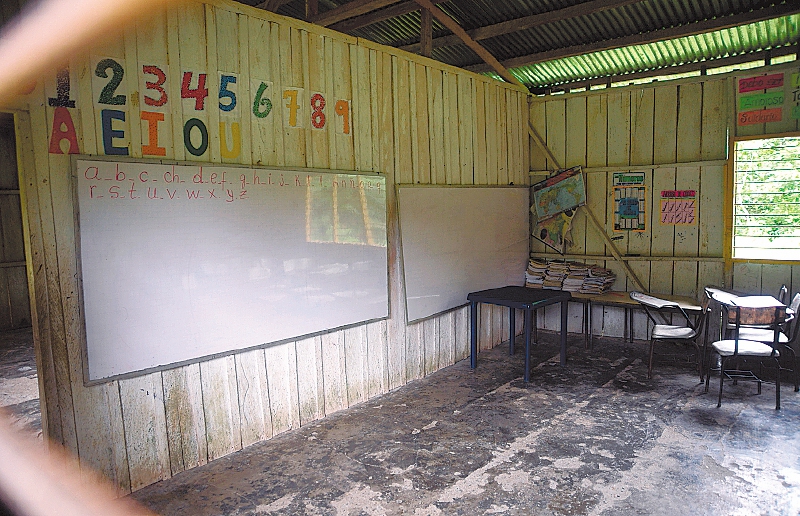 La escuela de Santa María de Urábara, corregimiento de Nóvita (Chocó), sólo atiende niños hasta quinto grado. / Gustavo Torrijos