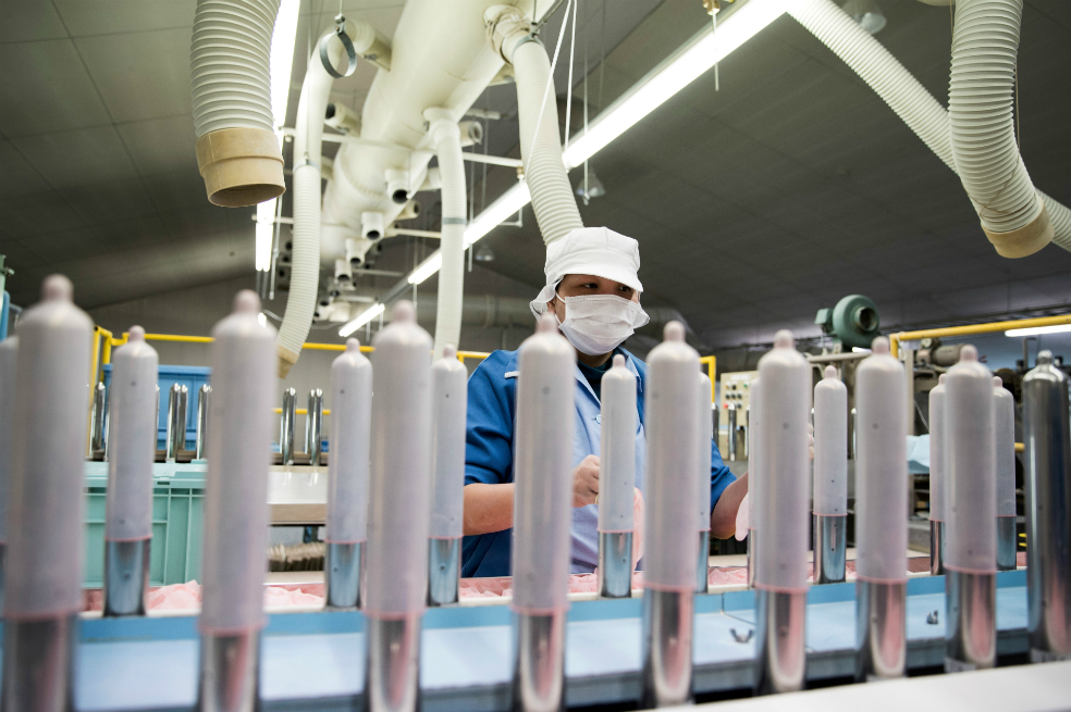 Fabricantes de condones ultrafinos aceleran producción para lanzarlos en Tokio 2020