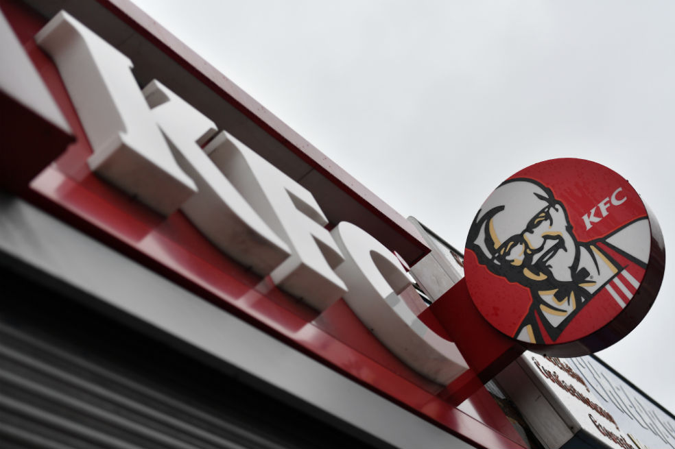 Cientos de restaurantes KFC británicos cierran por falta de pollo
