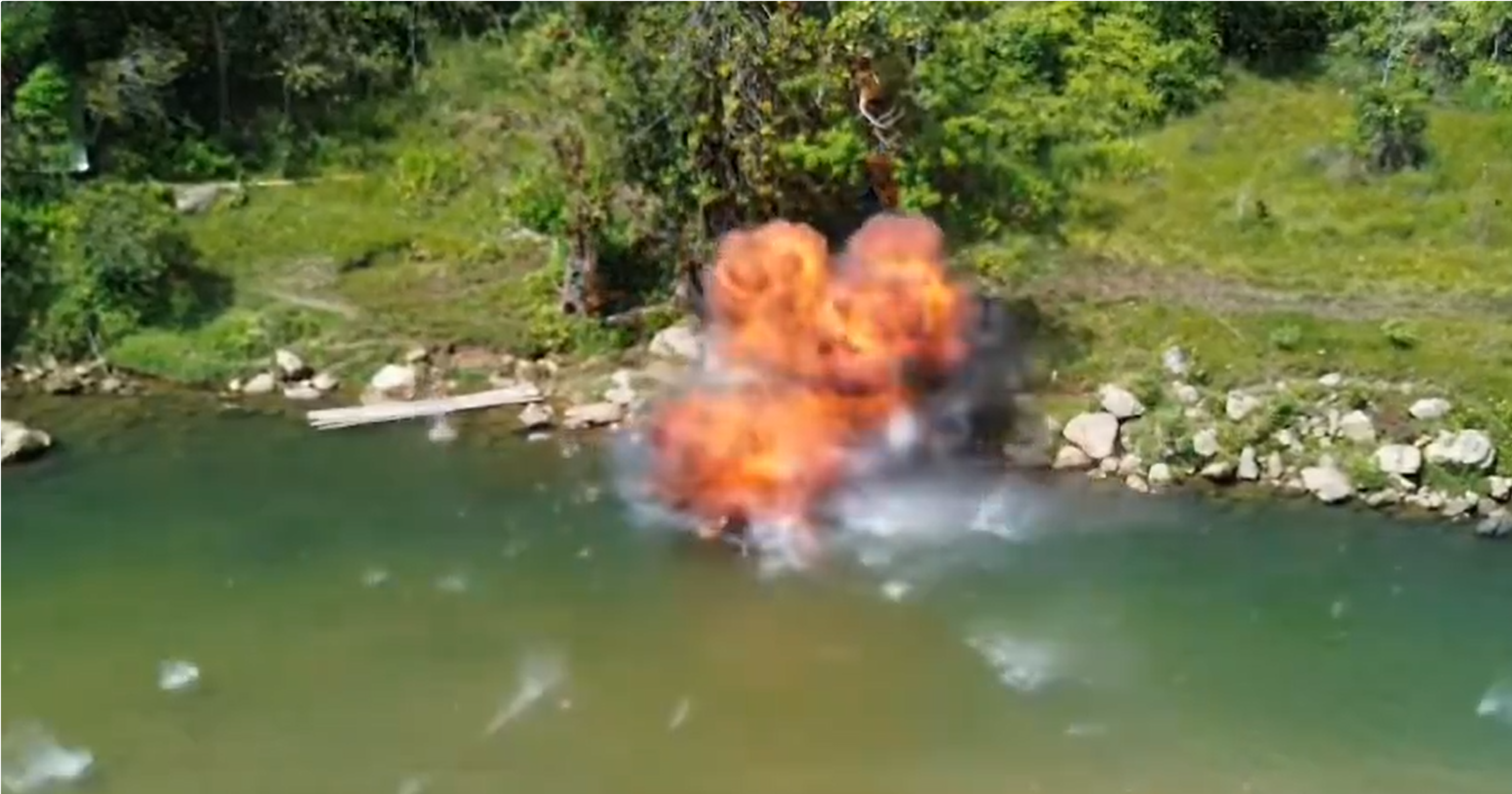 Destrucción de equipos que de forma ilícita extraían oro, sobre el río Santo Domingo, municipio de Alejandría, Antioquia.