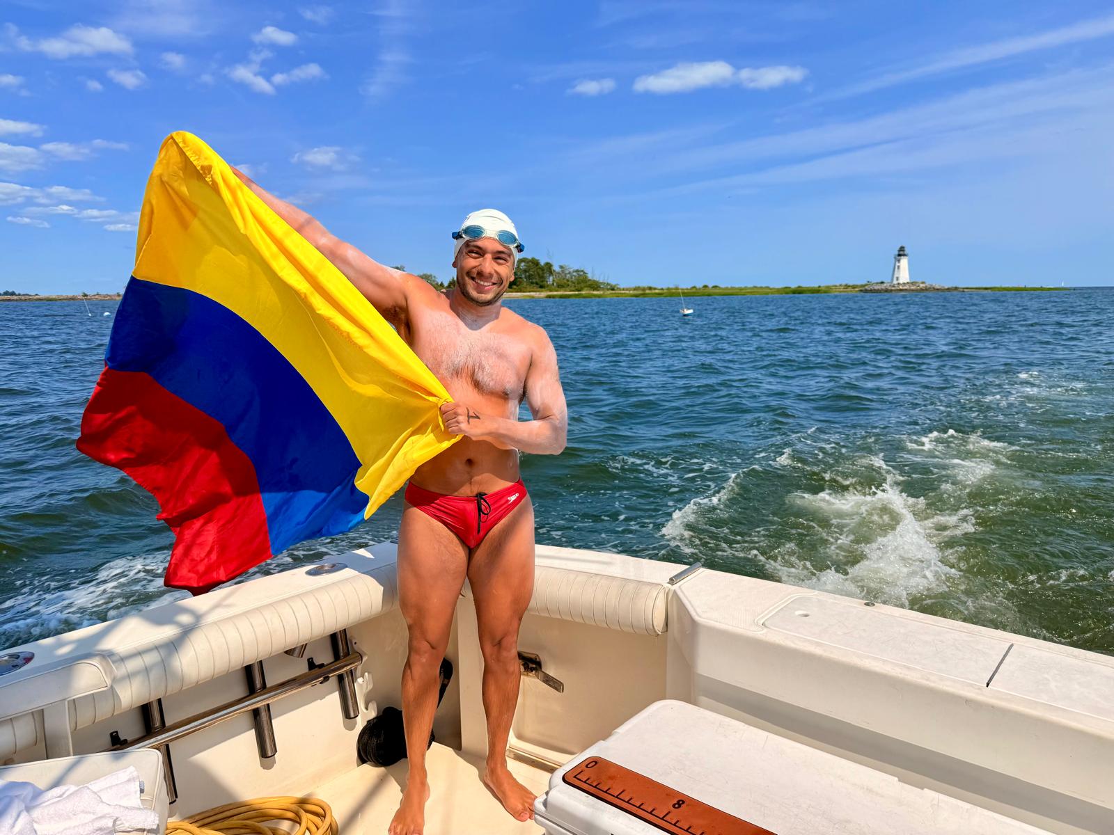 Jorge Iván del Valle hizo historia en Estados Unidos al ser el primer colombiano en completar el Swim Across the Sound 2025.