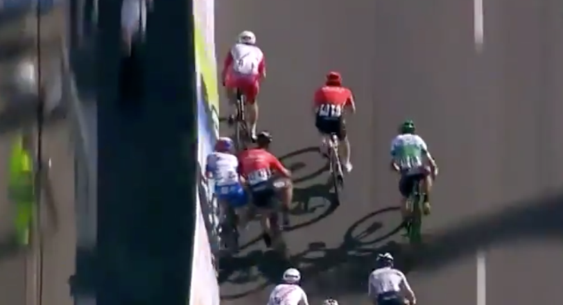 Por este empujón en un esprint, la UCI pidió sancionar a Nacer Bouhanni, compañero de Nairo