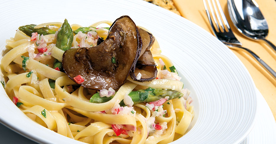 Receta del día: Tallarines con espárragos, berenjena asada y salsa de perejil