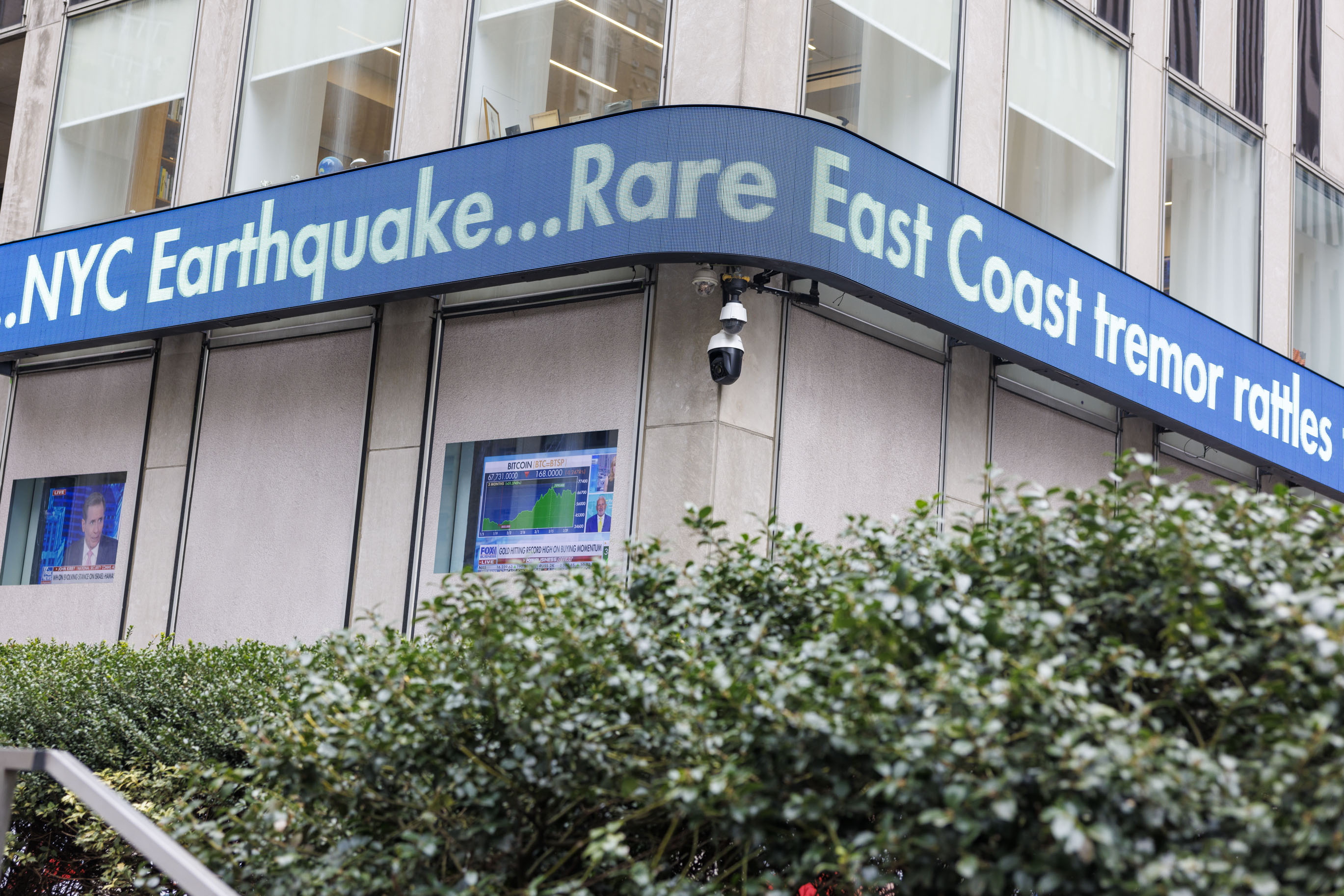 New York (United States), 05/04/2024.- A digital sign board showing a headline from Fox News reporting a 4.8 magnitude earthquake that rattled the New York City area, in New York, USA, 05 April 2024. According to the U.S. Geological Survey, the 05 April earthquake was the strongest recorded in the Northeast in more than a decade. The New York governor confirmed there have been no reports of injuries or damage. (Terremoto/sismo, Nueva York) EFE/EPA/SARAH YENESEL