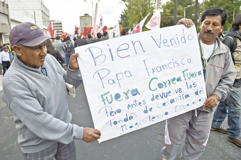Dos manifestantes en contra del presidente Rafael Correa en Quito, el pasado 2 de julio. EFE