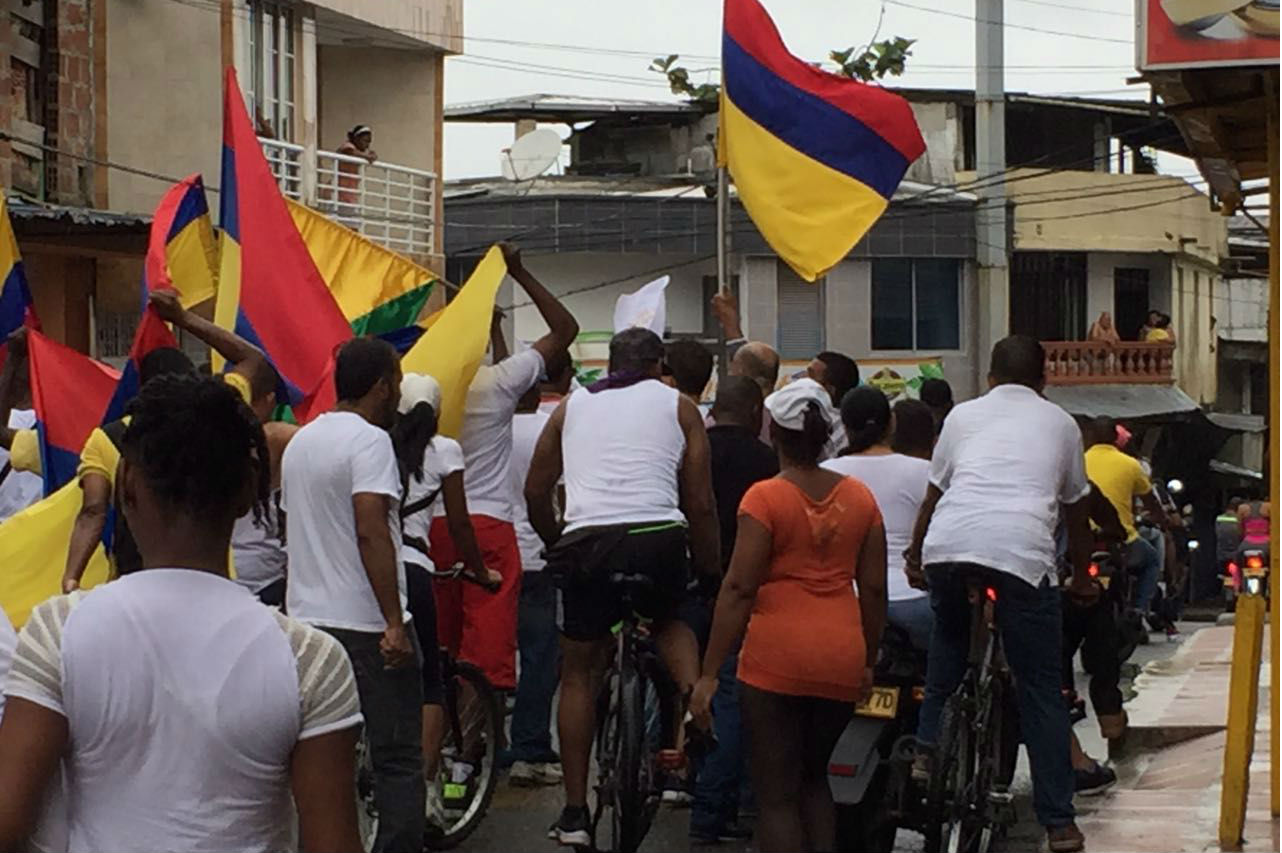 En medio de toque de queda, Buenaventura marcha de blanco en quinto día de paro