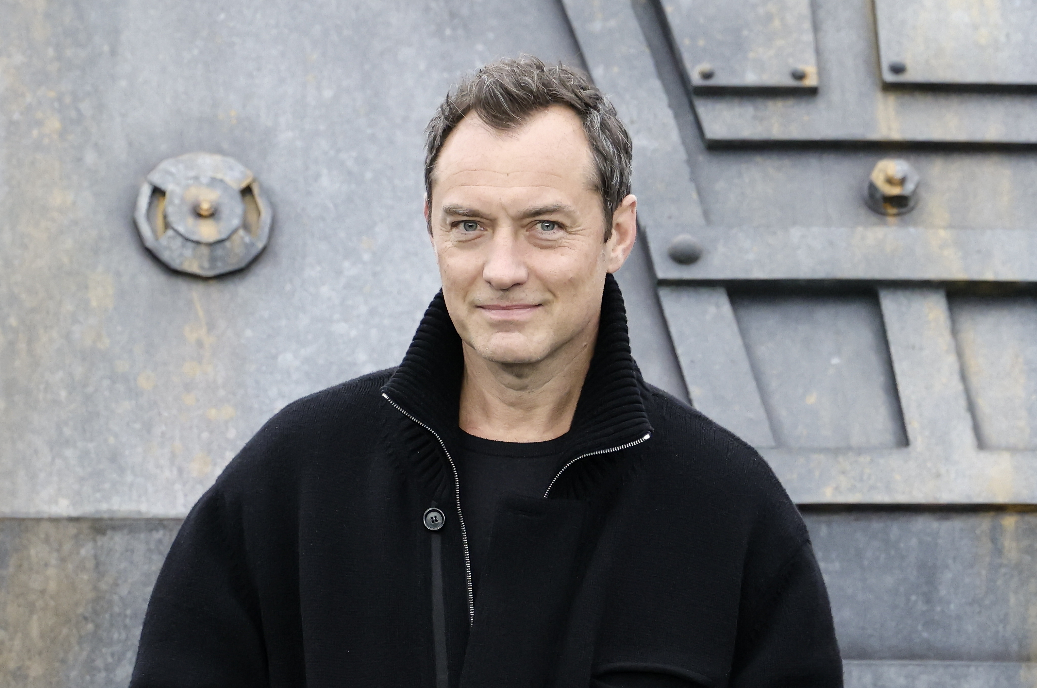 Jude Law recibe una estrella en Hollywood por tres décadas de carrera cinematográfica
