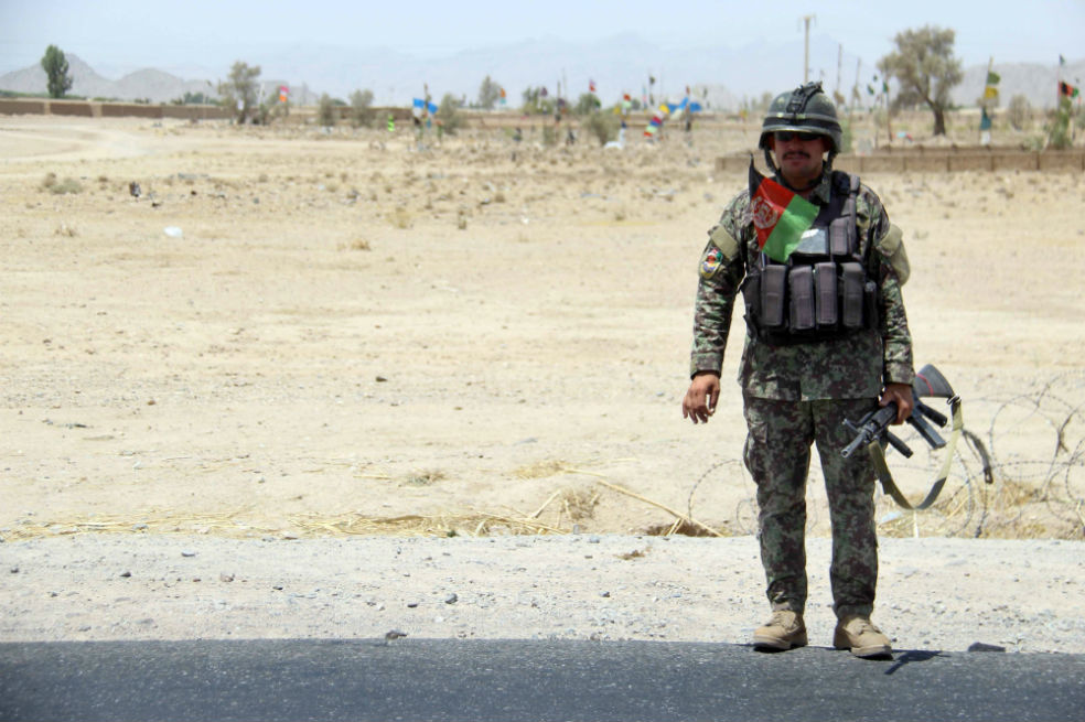 Al menos 43 soldados afganos muertos deja ataque a base militar