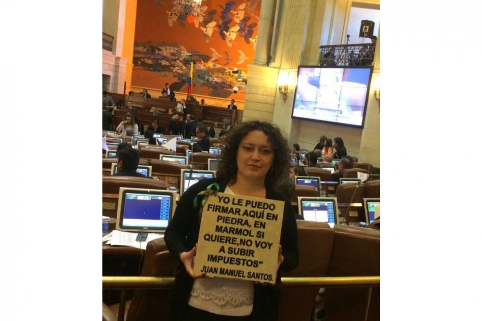 Lozano con la placa que entregó a Cárdenas.