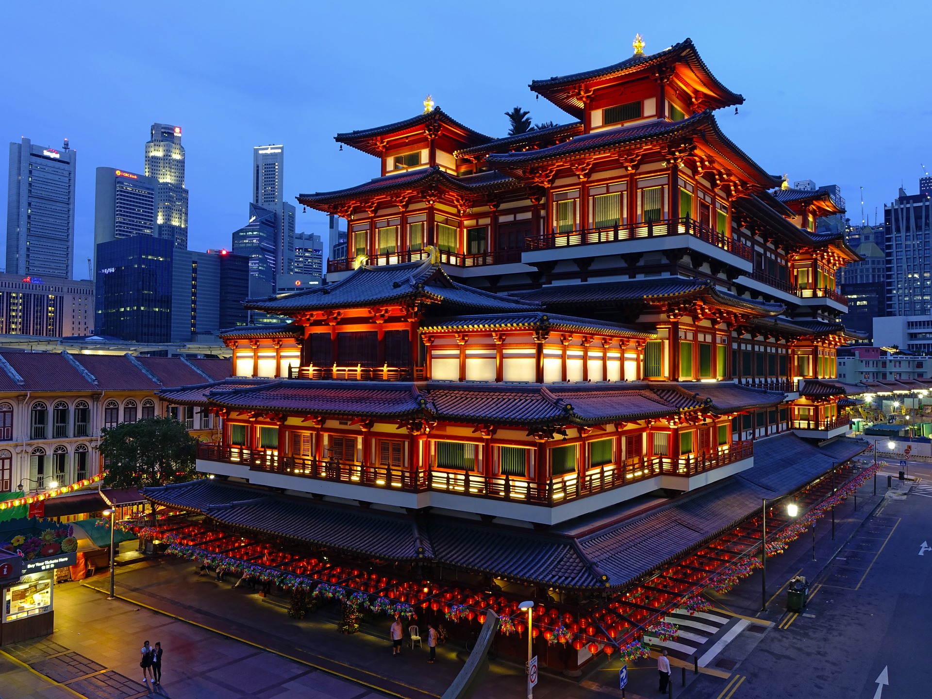 El Buddha Tooth Relic Temple es un templo moderno de Singapur que abriga lo que sus fieles creen ser una reliquia de Buda en forma de diente.