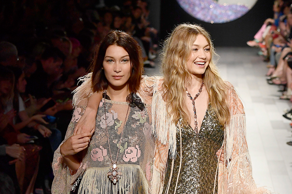 Gigi Hadid pierde un tacón en pasarela y su hermana Bella la rescata