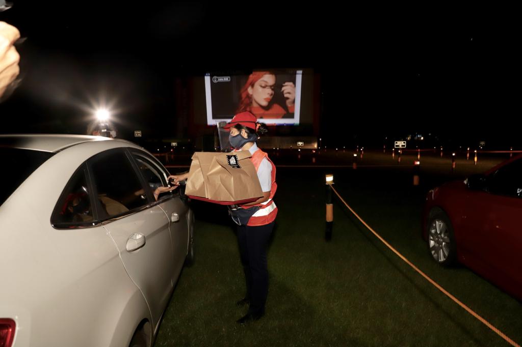 En cuanto a los precios de ingreso, el gerente del cine móvil explicó que inicialmente se habló de una entrada de lunes a jueves de $30.000 y fines de semana de $40.000. “Sin embargo, en este caso hemos abierto  una entrada de $50.000 ligando un combo que incluyen dos perros, dos gaseosas y una caja de crispetas por vehículo”, dijo Cerón. Agregó que habrá una capacidad máxima de tres personas por vehículo.