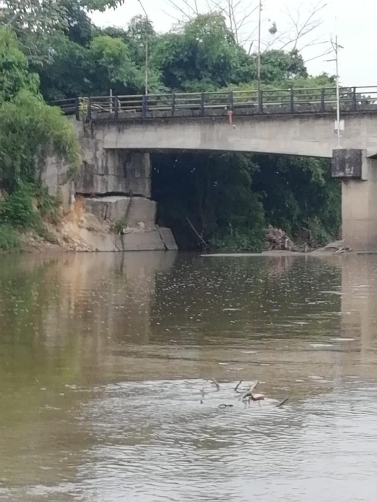 El puente Mariano Ospina Pérez tiene más de 70 años y su estructura está a punta de colapsar.