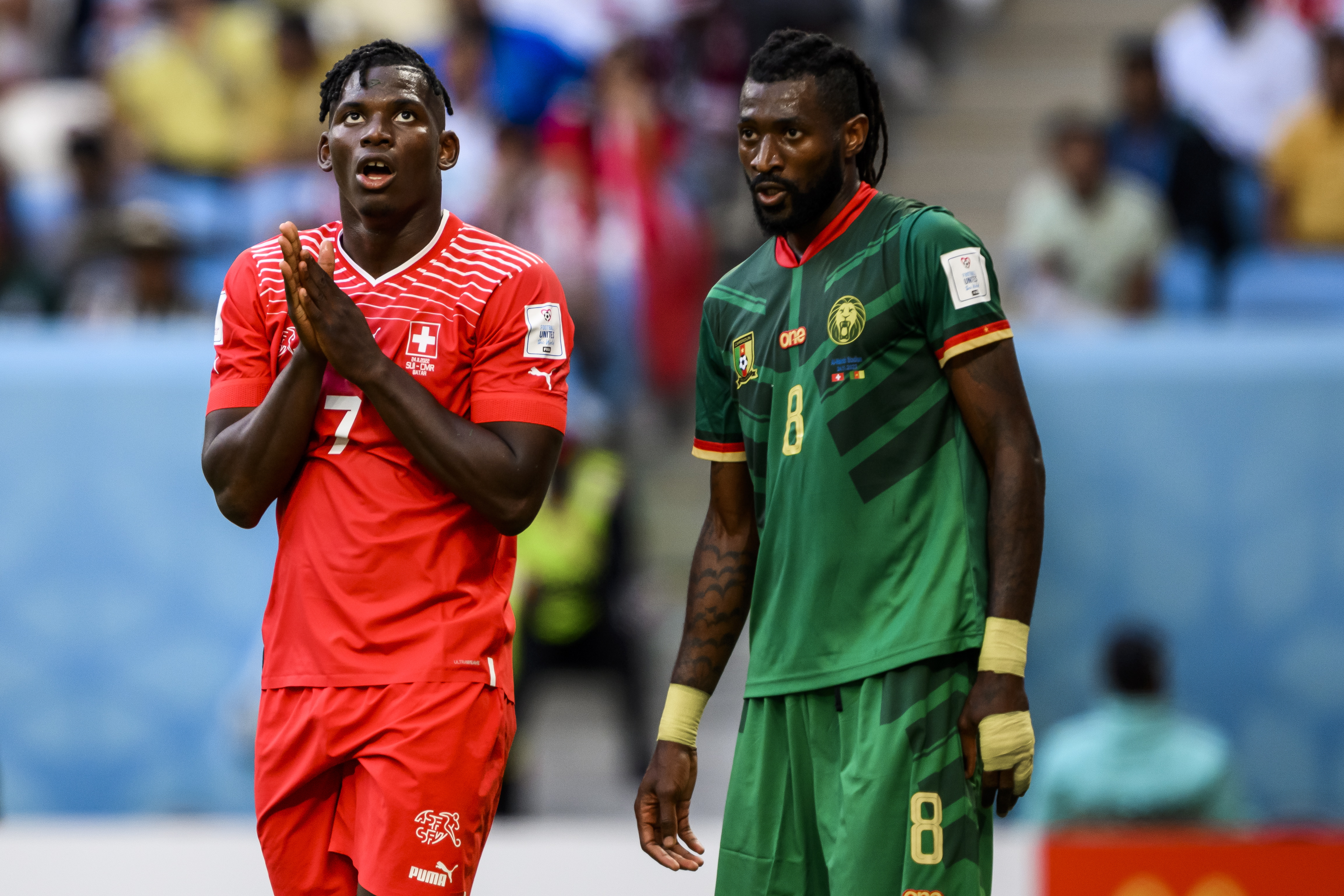 Doha (Qatar), 24/11/2022.- Switzerland's Breel Embolo and Cameroon's Andre-Frank Zambo Anguissa during the FIFA World Cup 2022 group G soccer match between Switzerland and Cameroon at Al Janoub Stadium in Al Wakrah, Qatar, 24 November 2022. (Mundial de Fútbol, Camerún, Suiza, Catar) EFE/EPA/LAURENT GILLIERON SWITZERLAND OUT