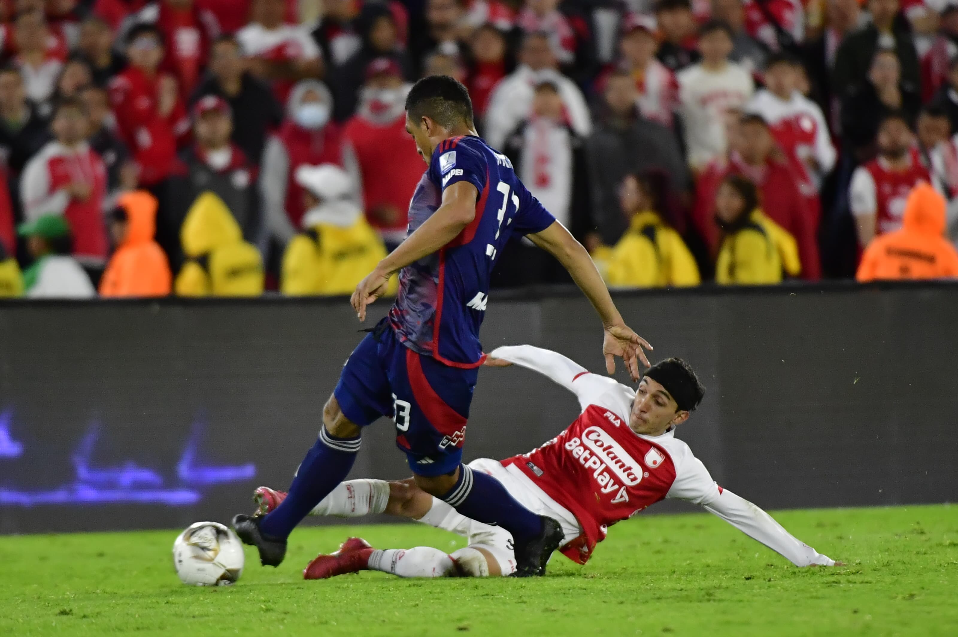 Omar Fernández Frasica, extremo de Santa Fe, disputa un balón con Daniel Londoño, defensor del Medellín.