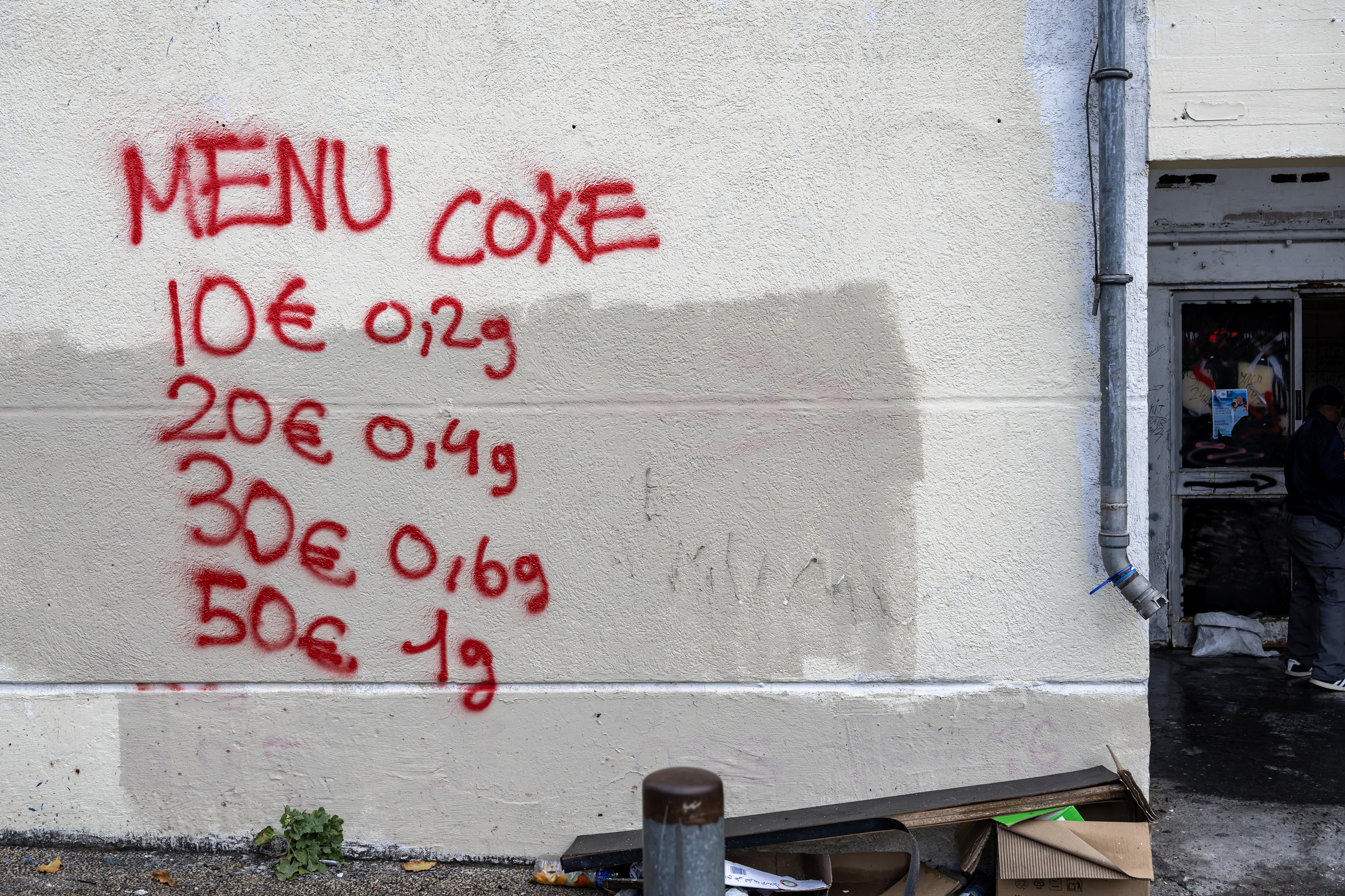 Grafitis indican el precio de las drogas en Marsella, Francia.