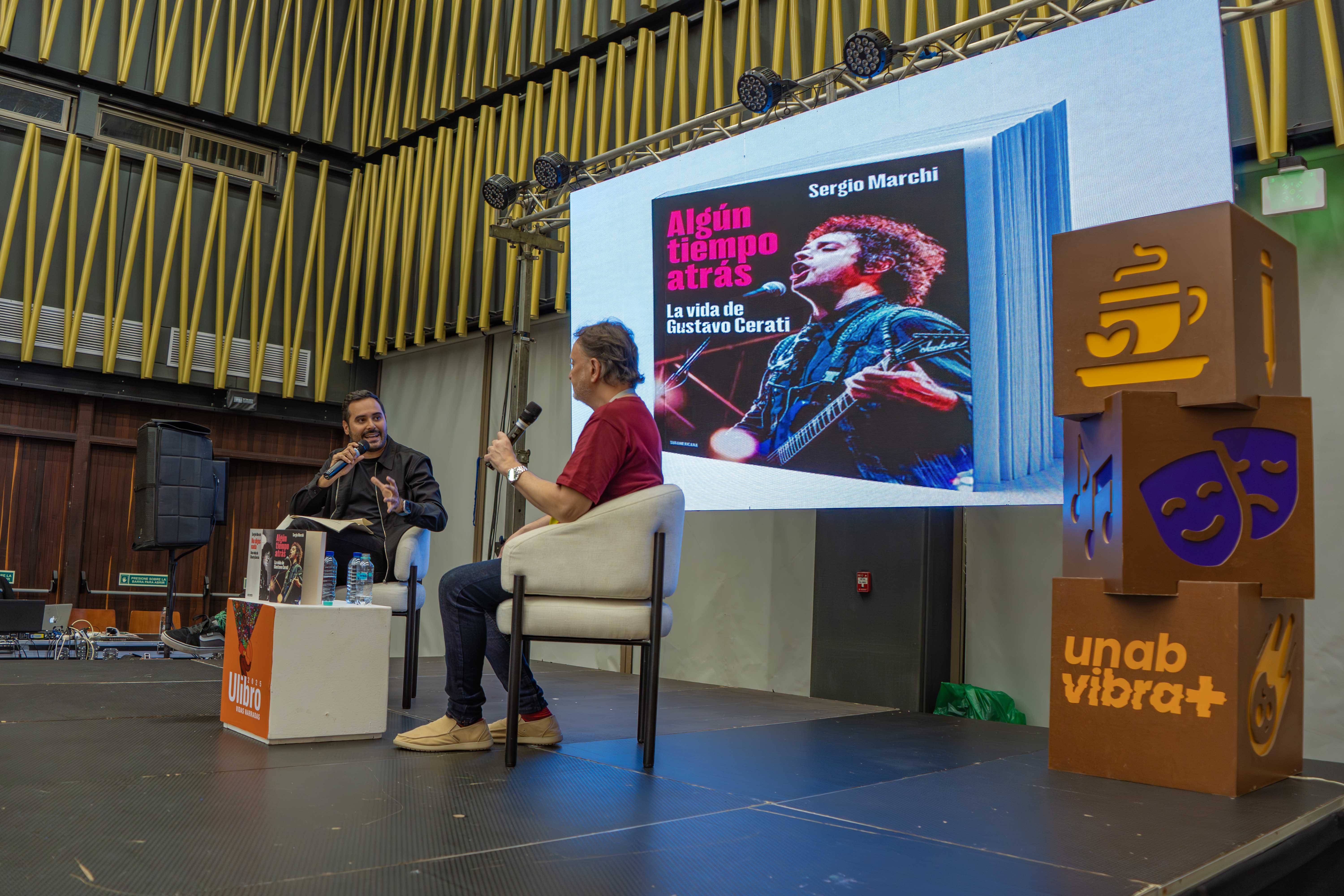 Diego Londoño, escritor y cronista musical conocido como el Fan Fatal, con Sergio Marchi, periodista musical argentino, en la Feria del libro de Bucaramanga.