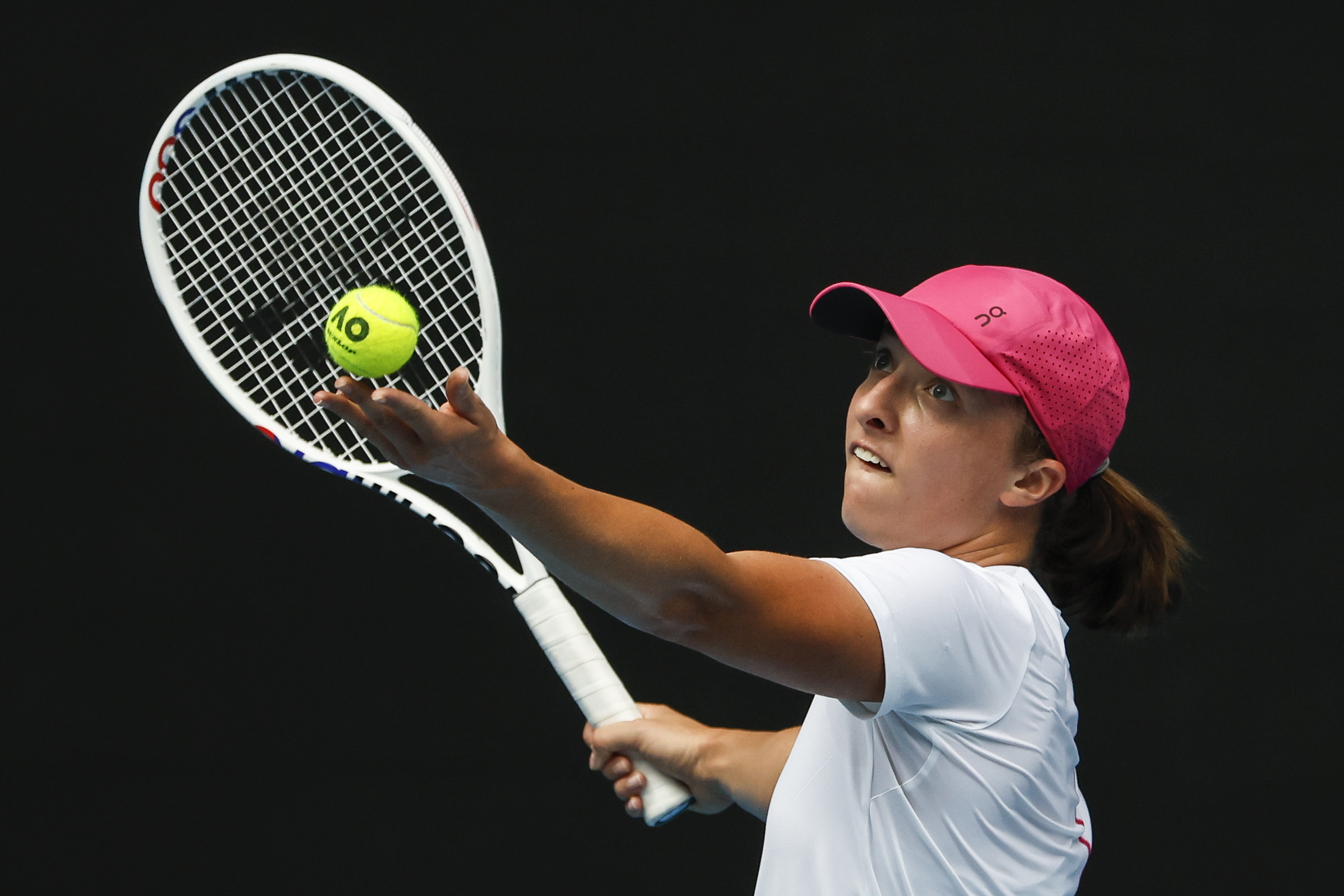 Melbourne (Australia), 12/01/2024.- Iga Swiatek of Poland serves during a practice session ahead of the Australian Open 2024, at Melbourne Park in Melbourne, Australia, 13 January 2024. (Tenis, Polonia) EFE/EPA/MAST IRHAM