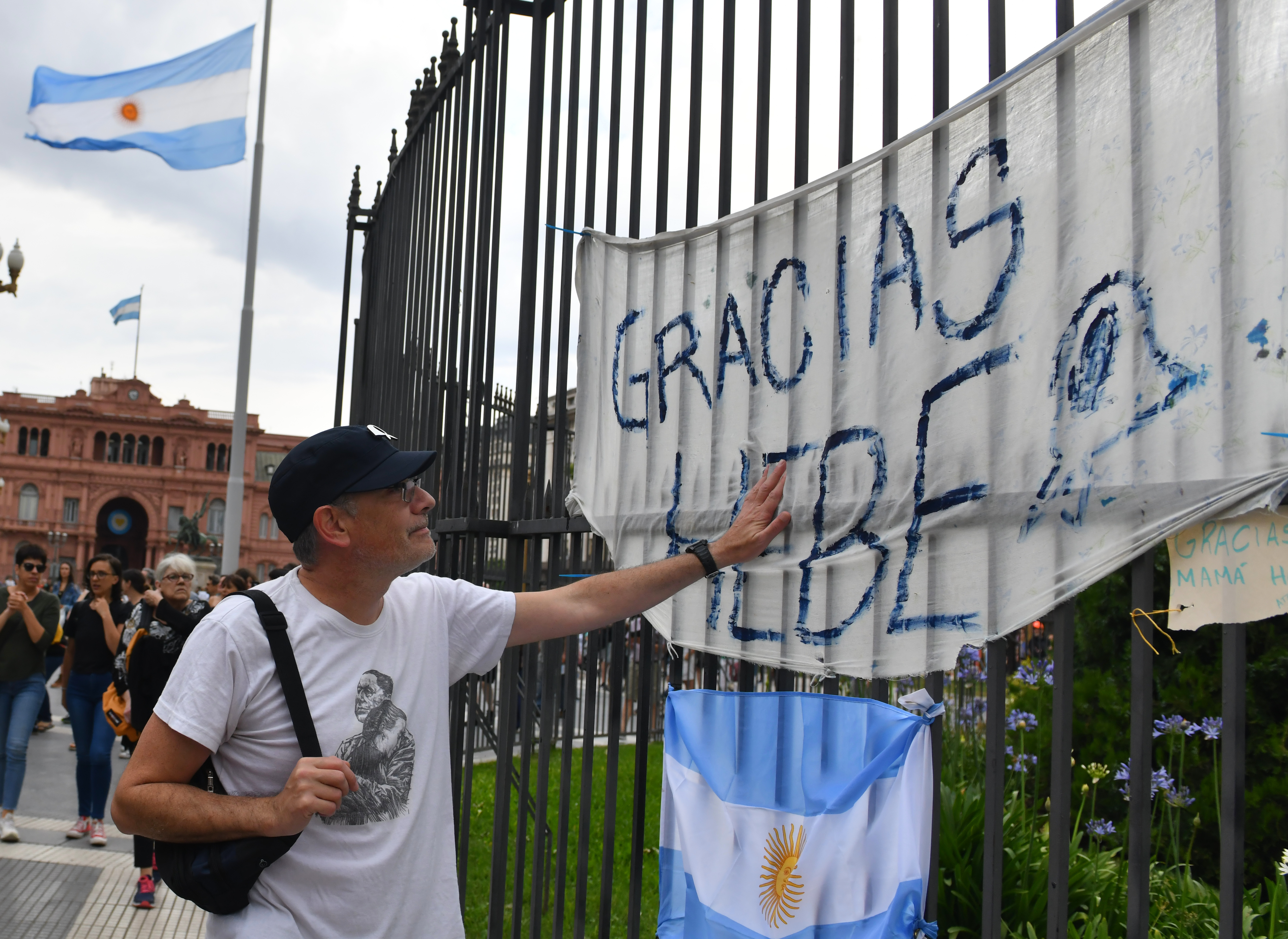 AME4808. BUENOS AIRES (ARGENTINA), 20/11/2022.- Decenas de personas se reúnen en la Plaza de Mayo para rendir homenaje a la activista Hebe de Bonafini, hoy, en Buenos Aires (Argentina). Agrupaciones defensoras de los derechos humanos junto a familiares de personas desaparecidas se dieron cita este domingo para girar alrededor de la pirámide de Mayo como un acto de respeto y homenaje tras la muerte de Hebe de Bonafini, presidenta de la asociación argentina Madres de Plaza de Mayo. Bonafini (1928-2022), de 93 años, falleció este domingo en el Hospital Italiano de La Plata, capital de la provincia de Buenos Aires, en donde llevaba varios días internada debido al agravamiento de sus enfermedades crónicas. EFE/ Enrique García Medina